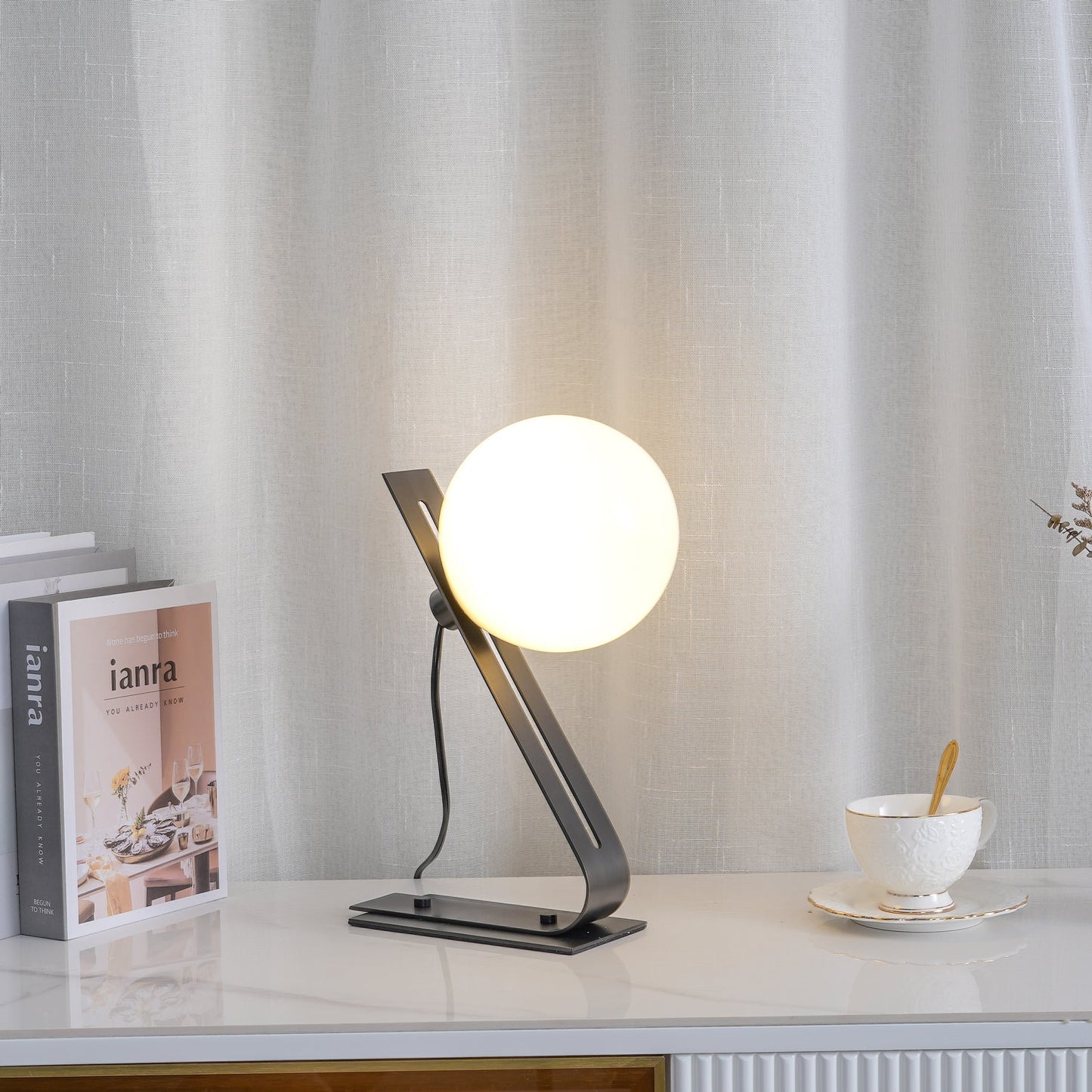 Arandela Tafellamp - Elegante Brass en Witte Glas Lamp Table lamp Myna Mode