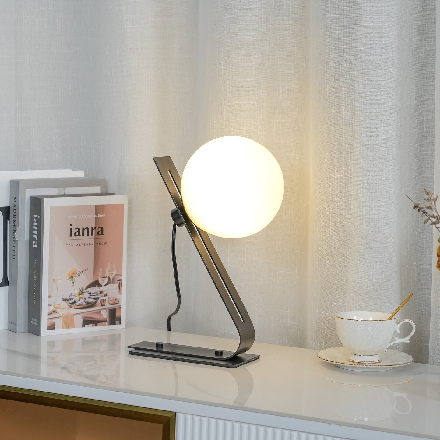 Arandela Tafellamp - Elegante Brass en Witte Glas Lamp Table lamp Myna Mode