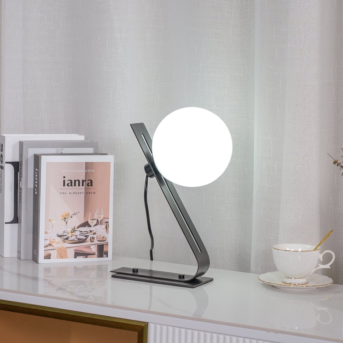 Arandela Tafellamp - Elegante Brass en Witte Glas Lamp Table lamp Myna Mode