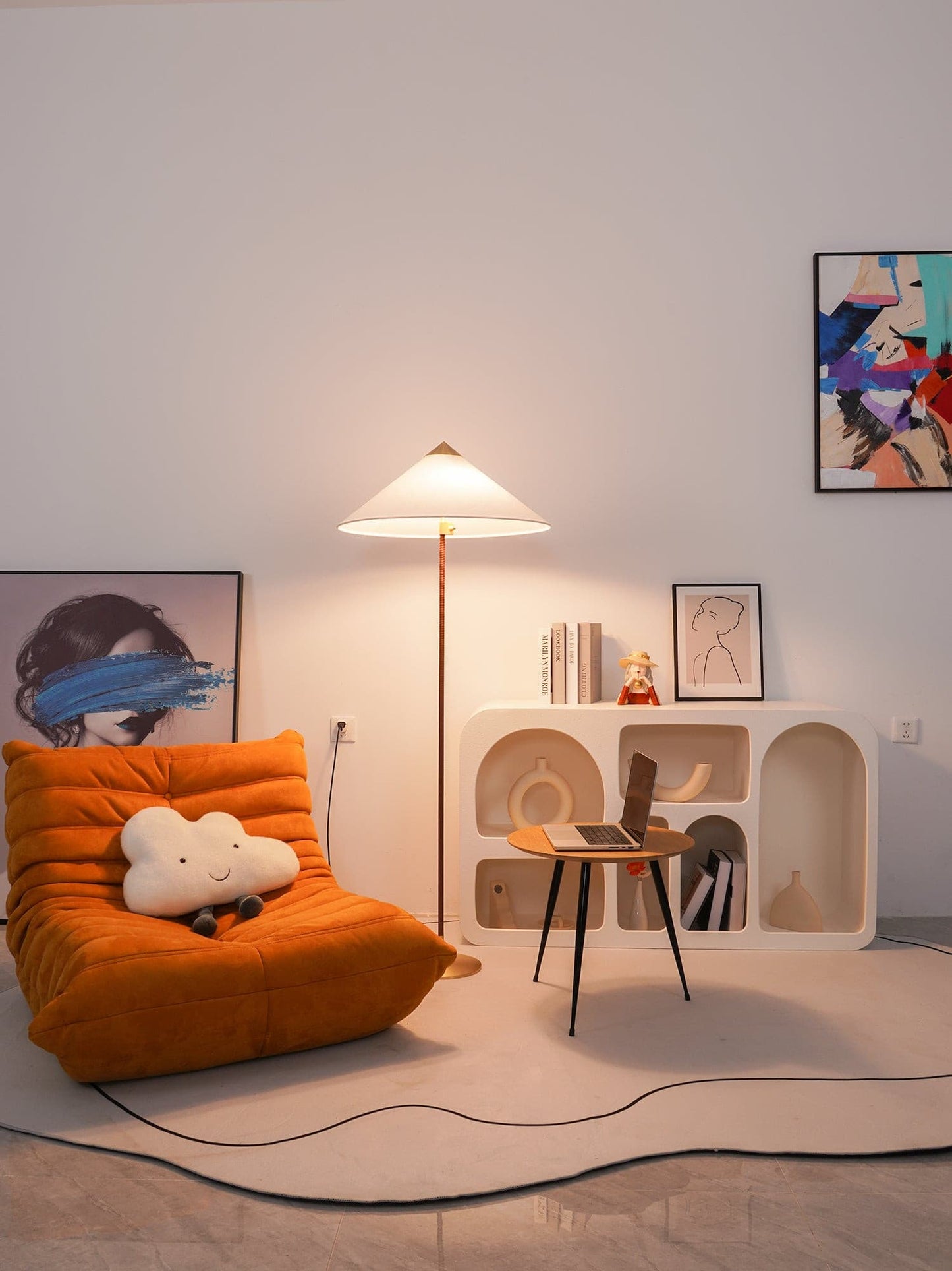 Chinese Hat Vloerlamp - Elegante Lamp met Rieten Stengel en Lichte Schaduw