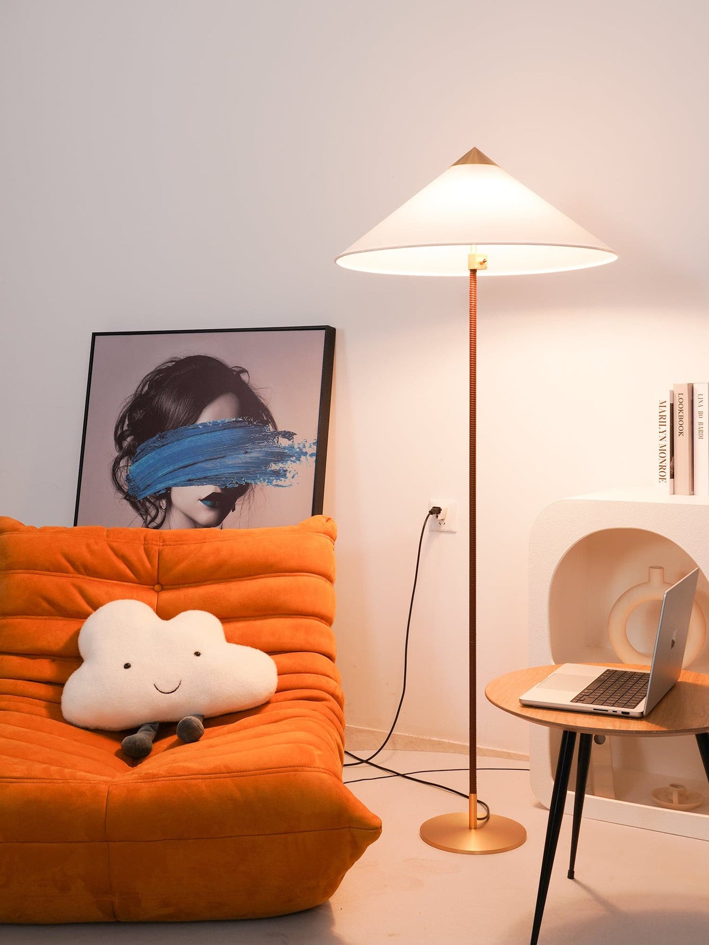 Chinese Hat Vloerlamp - Elegante Lamp met Rieten Stengel en Lichte Schaduw