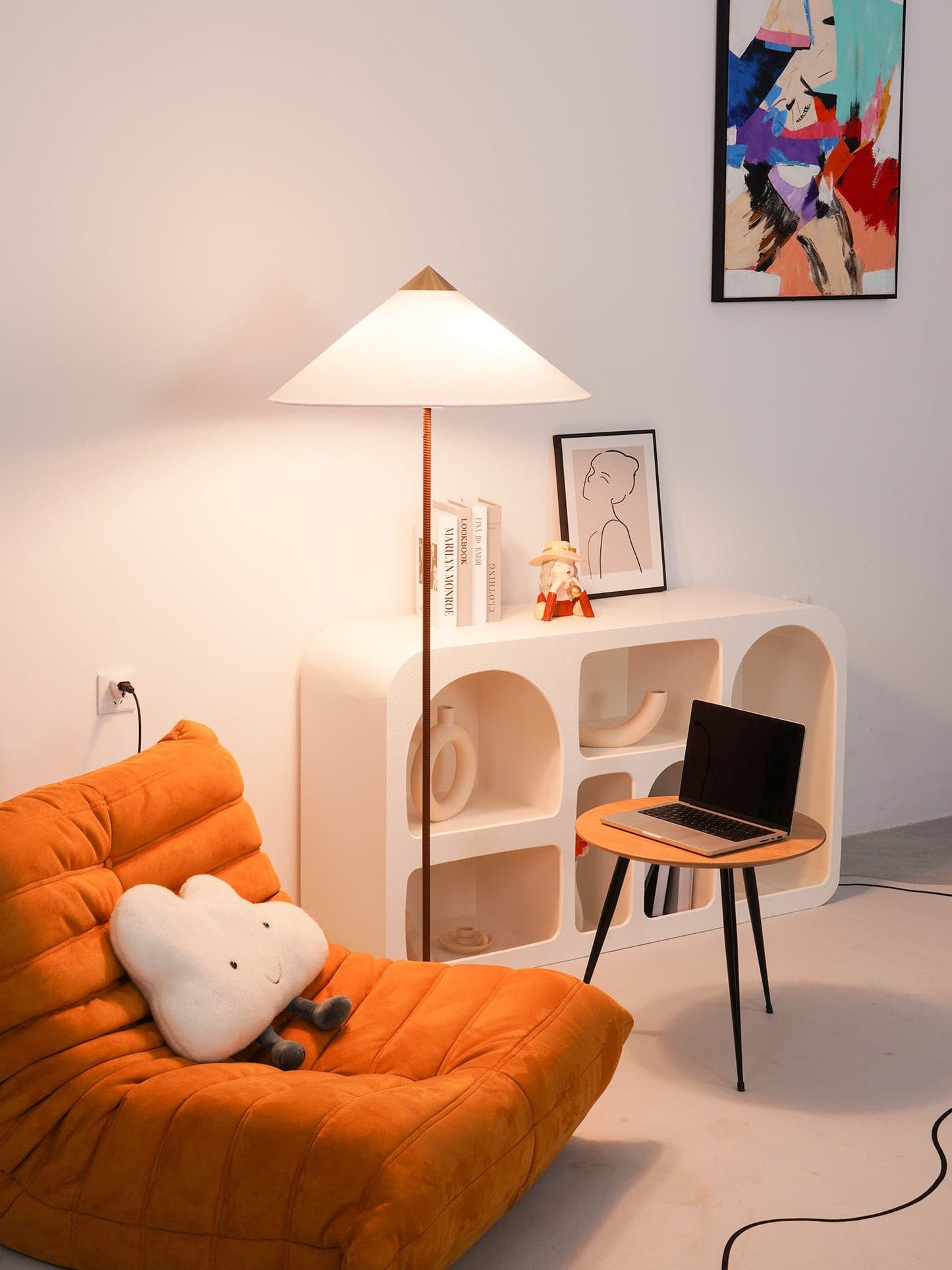 Chinese Hat Vloerlamp - Elegante Lamp met Rieten Stengel en Lichte Schaduw