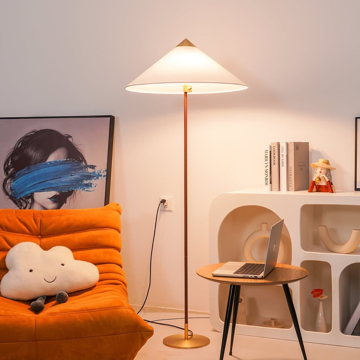 Chinese Hat Vloerlamp - Elegante Lamp met Rieten Stengel en Lichte Schaduw