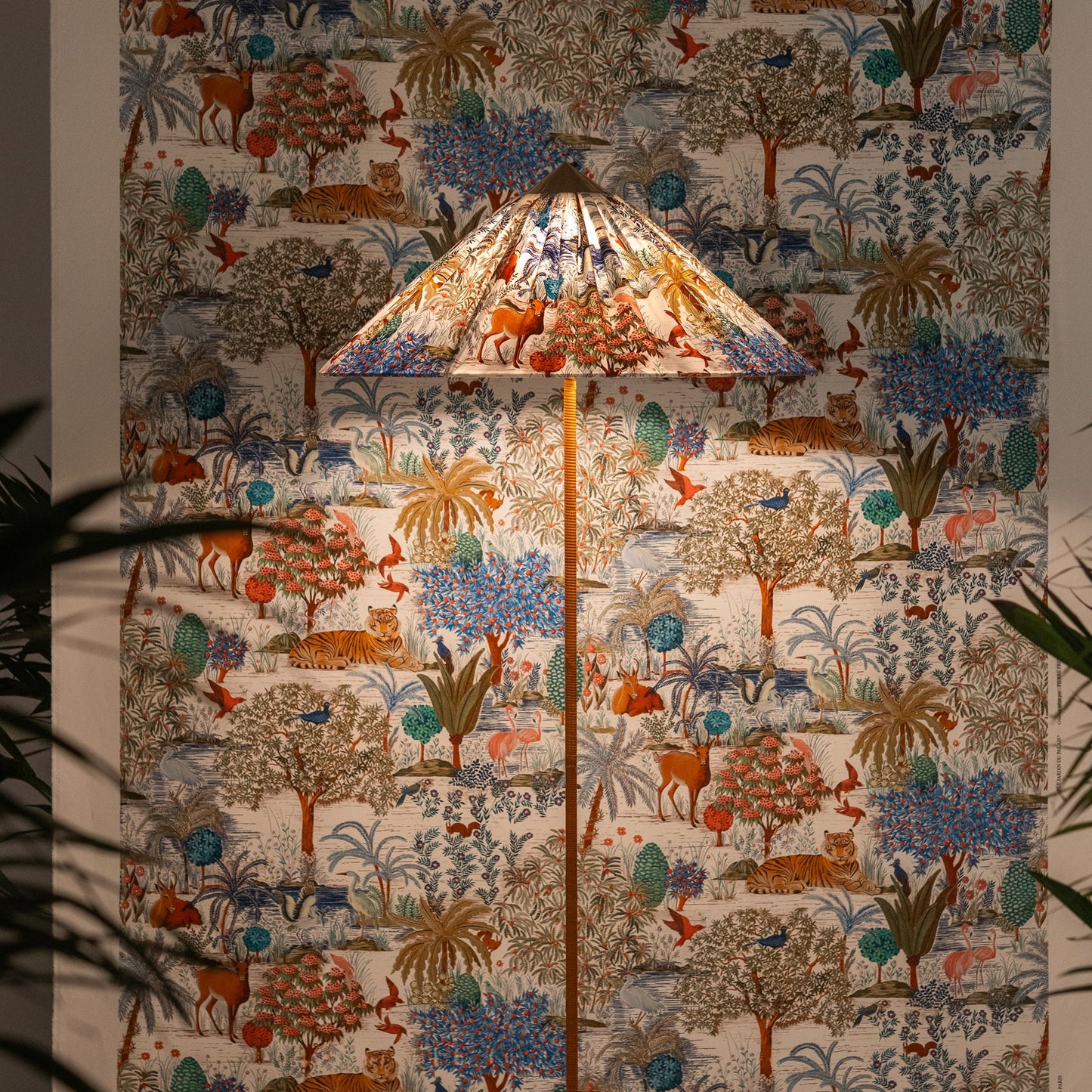 Chinese Hat Vloerlamp - Elegante Lamp met Rieten Stengel en Lichte Schaduw