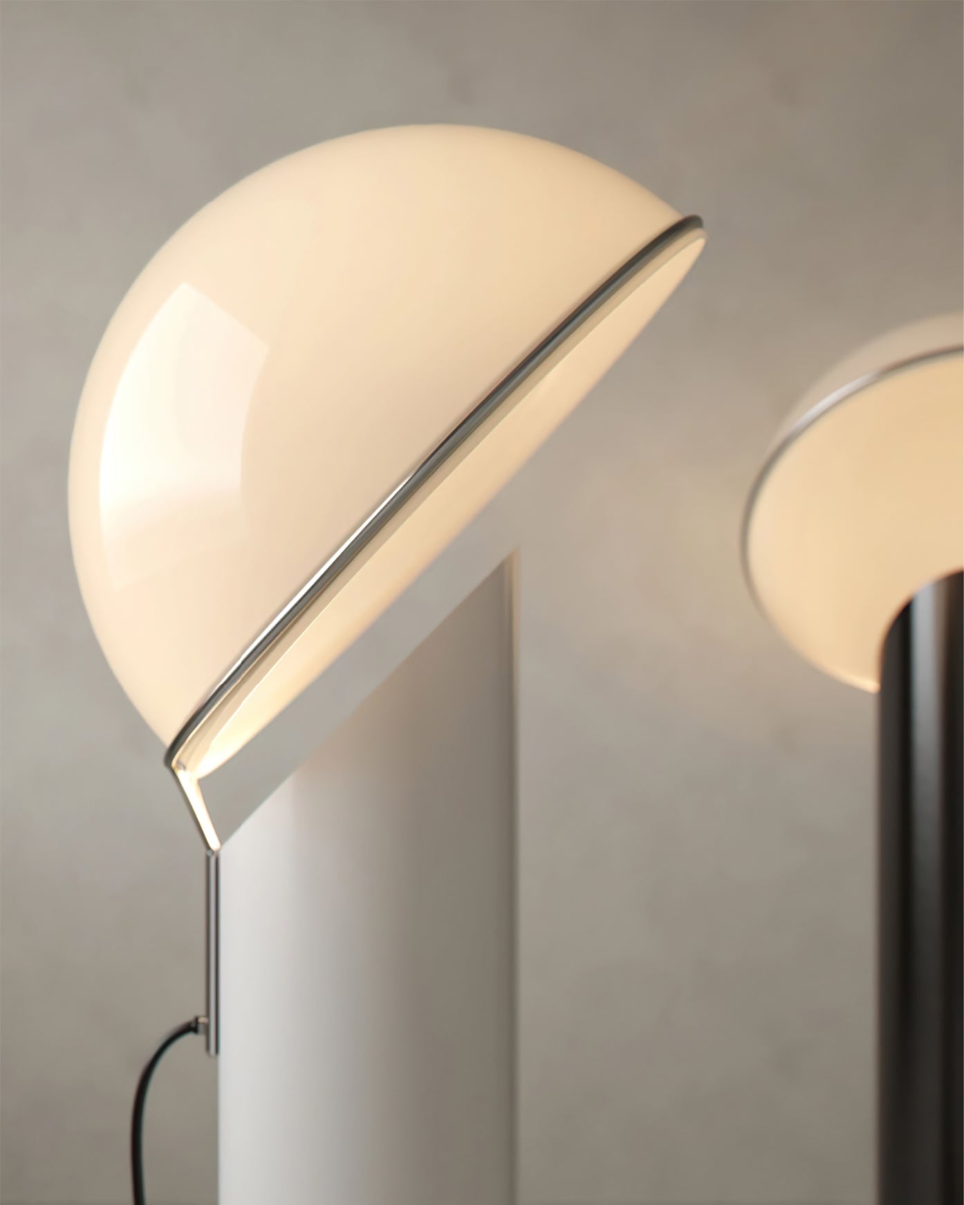 Ciot Vloerlamp - Sculpturale Design Lamp met Lucite Stam en Grote Lampenkap