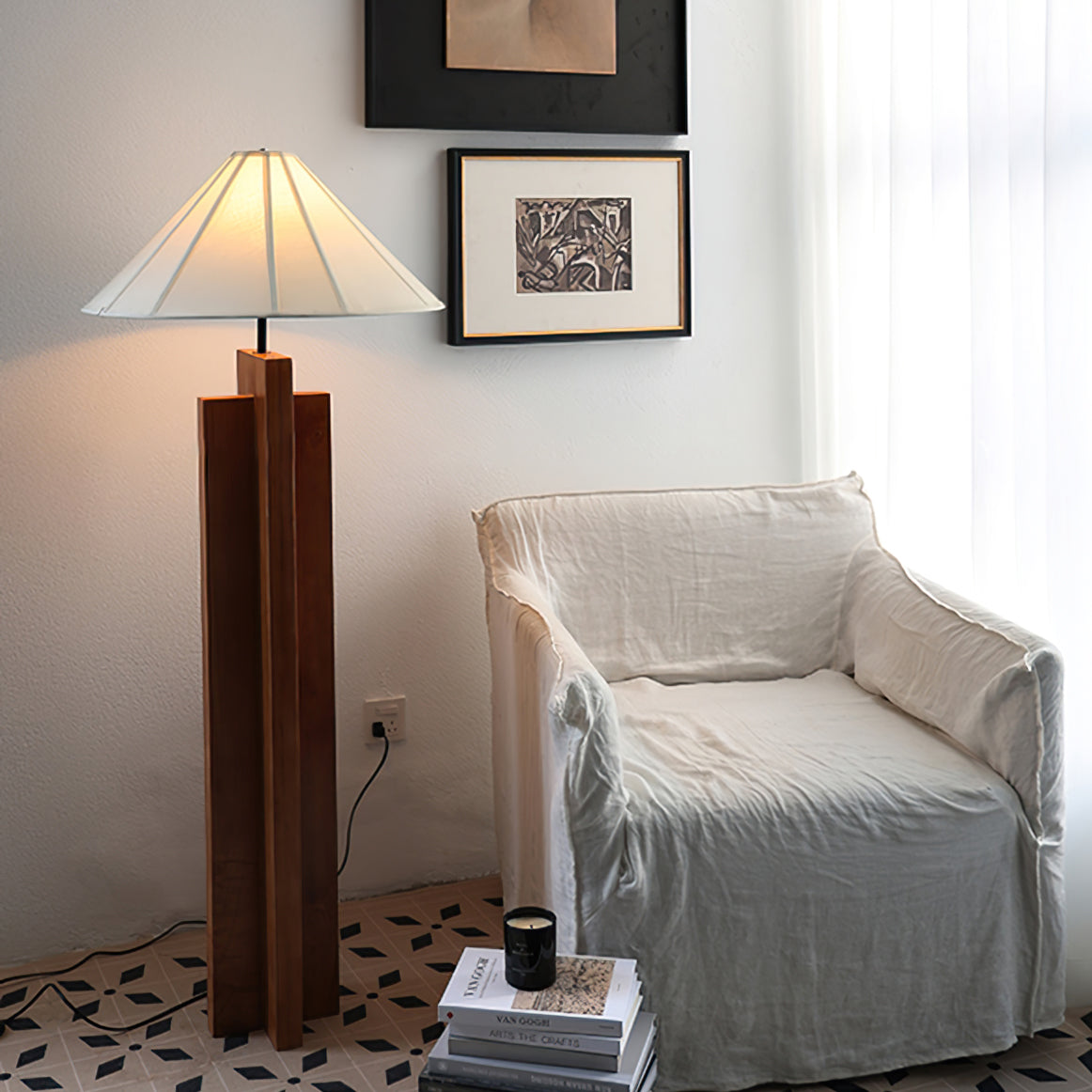 Crossbase Houten Vloerlamp – Minimalistisch Design met Natuurlijke Houten Basis en Witte Stoffen Lampenkap