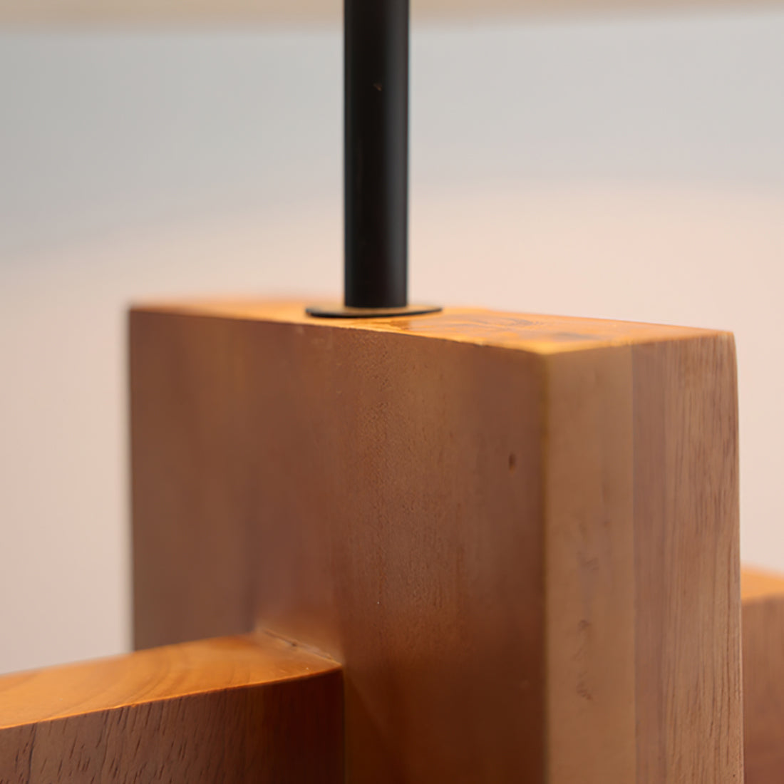Crossbase Houten Vloerlamp – Minimalistisch Design met Natuurlijke Houten Basis en Witte Stoffen Lampenkap