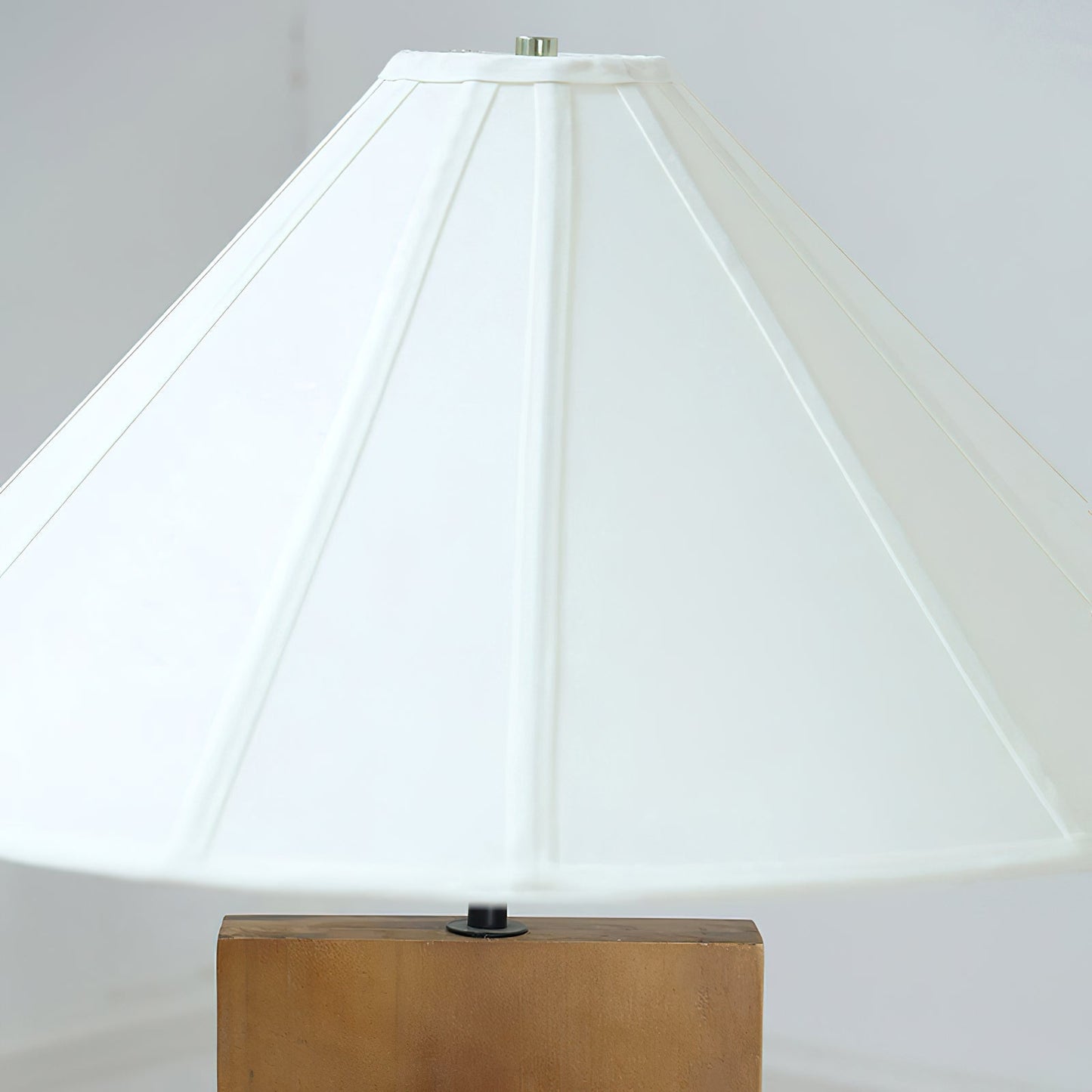 Crossbase Houten Vloerlamp – Minimalistisch Design met Natuurlijke Houten Basis en Witte Stoffen Lampenkap