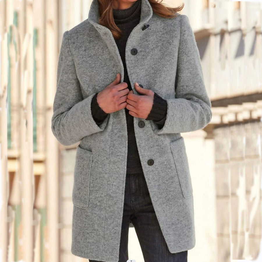 Elegante Damesjas met Knopen – Stijlvol en Tijdloos Lang Model