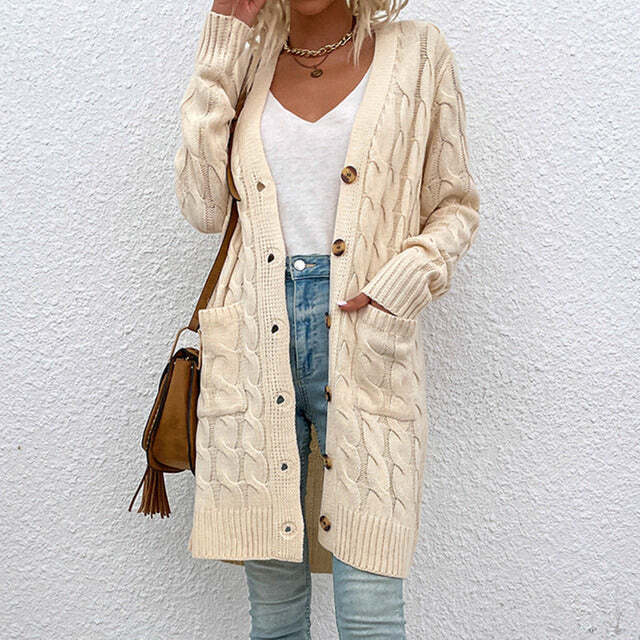 Gestrickte lange Damenjacke mit Knöpfen