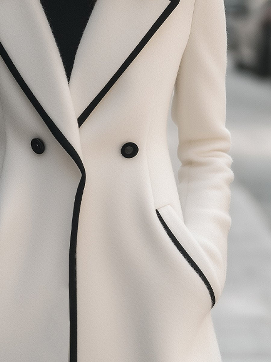 Weiße Damenjacke mit schwarzen Paspeln – Doppelreihig & Elegant