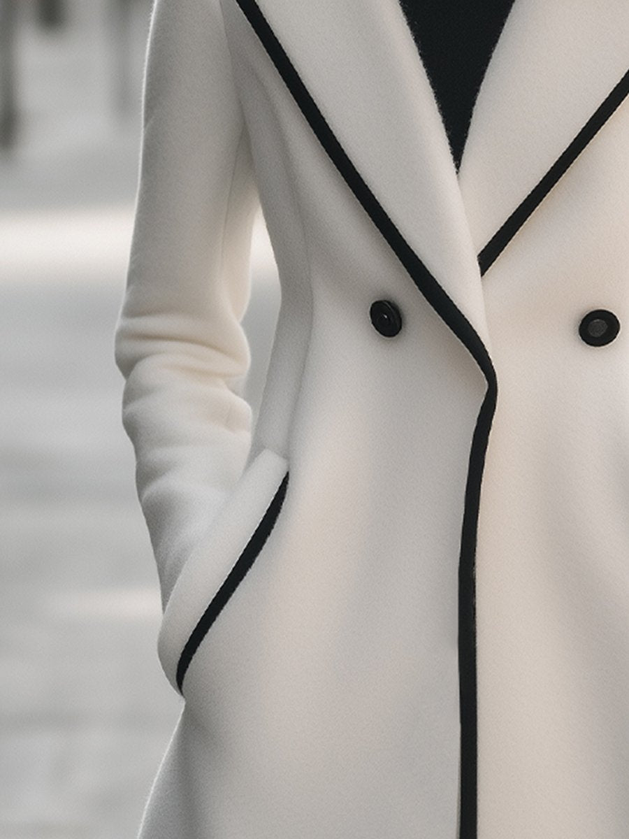 Weiße Damenjacke mit schwarzen Paspeln – Doppelreihig & Elegant
