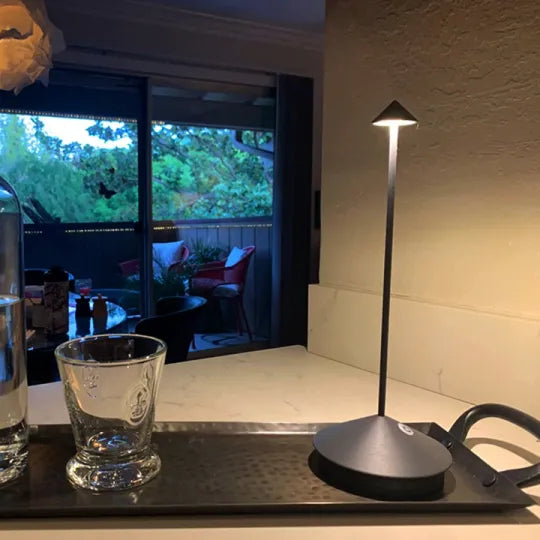 ClarityGlow - Kabellose LED-Tischlampe – Stilvoll & Wasserbeständig
