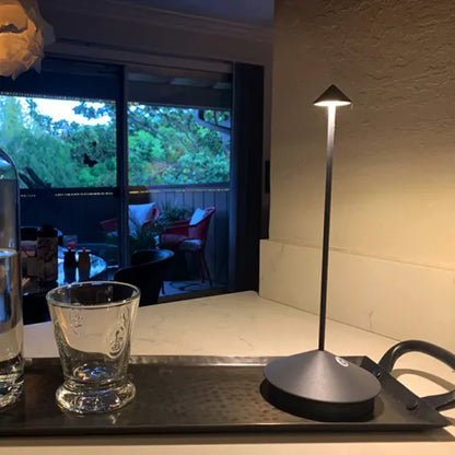 ClarityGlow - Kabellose LED-Tischlampe – Stilvoll & Wasserbeständig