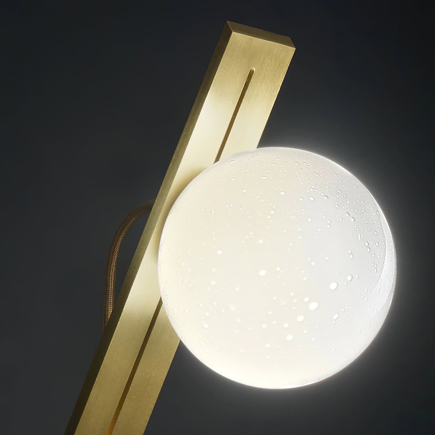 Arandela Tafellamp - Elegante Brass en Witte Glas Lamp Table lamp Myna Mode