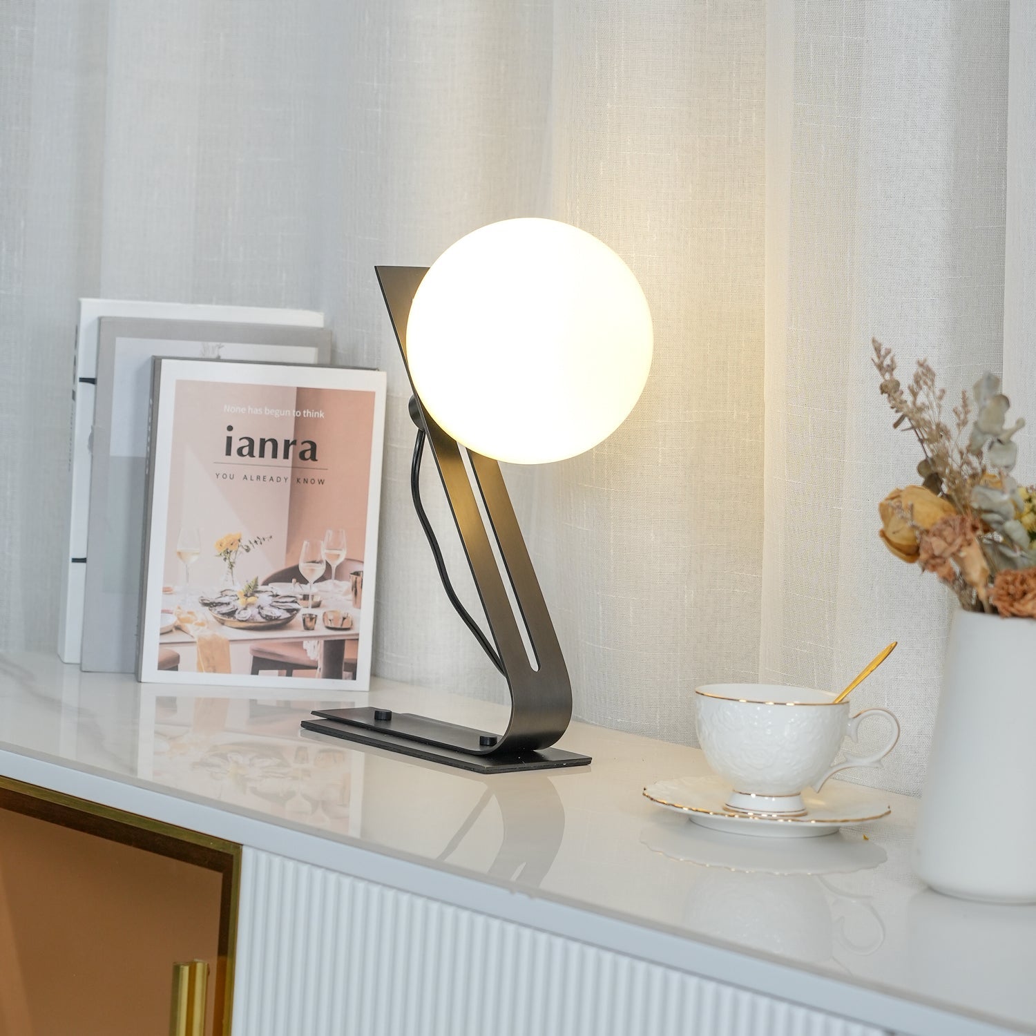 Arandela Tafellamp - Elegante Brass en Witte Glas Lamp Table lamp Myna Mode