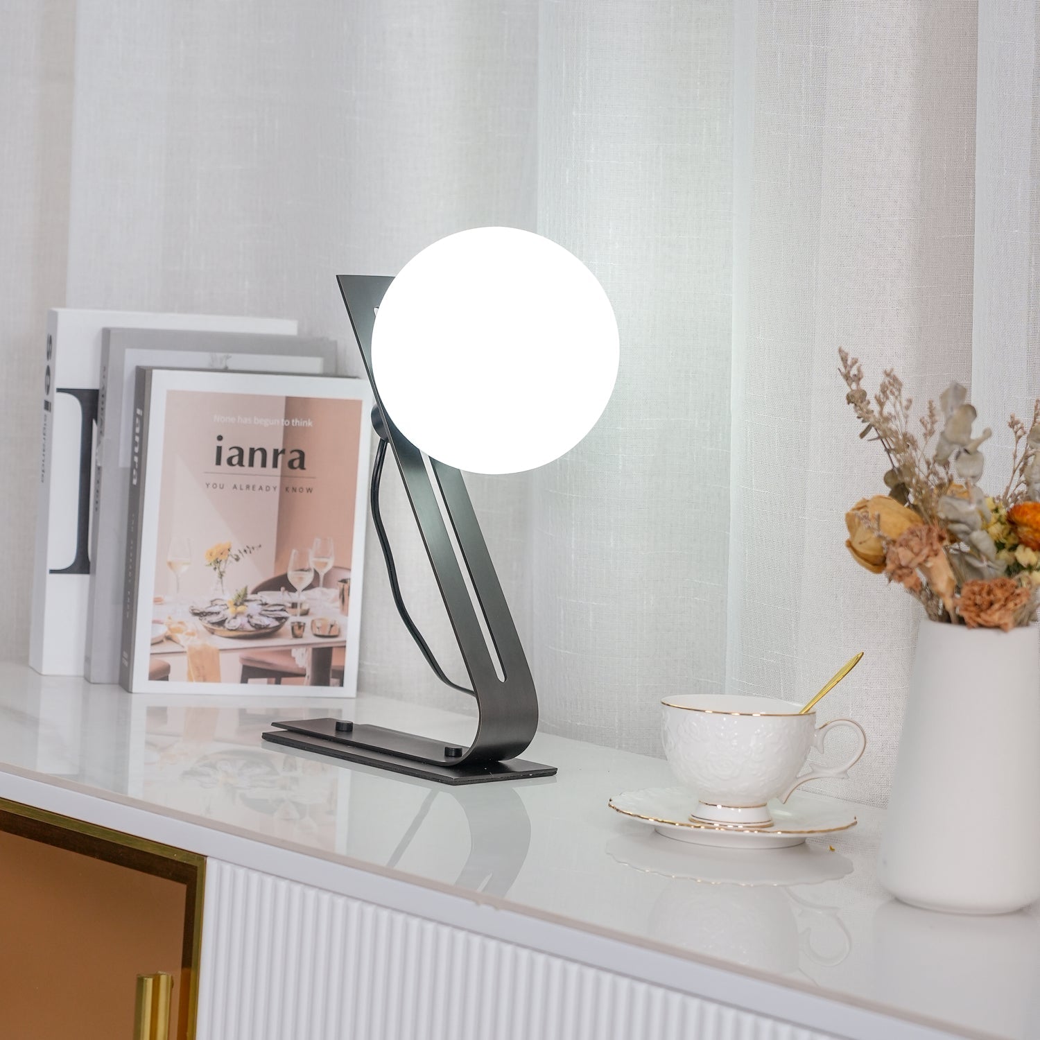 Arandela Tafellamp - Elegante Brass en Witte Glas Lamp Table lamp Myna Mode
