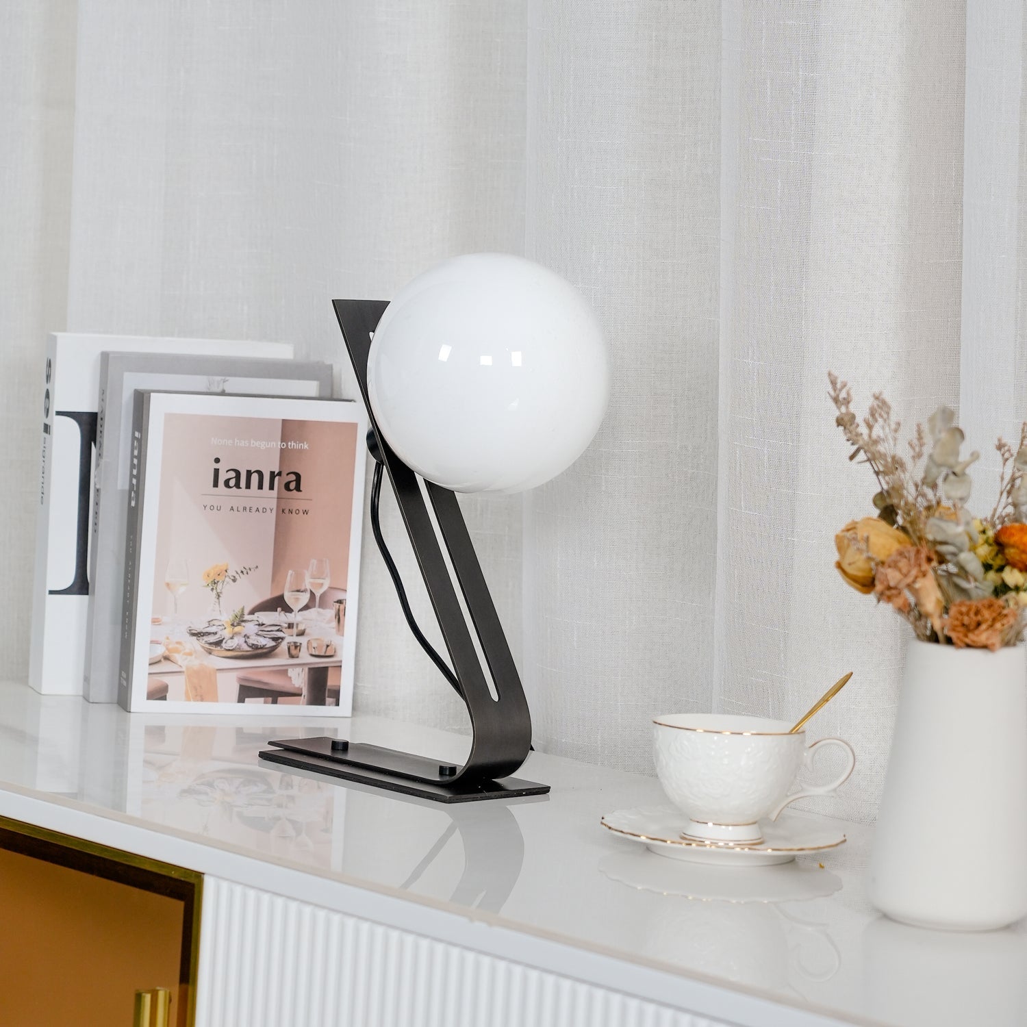 Arandela Tafellamp - Elegante Brass en Witte Glas Lamp Table lamp Myna Mode