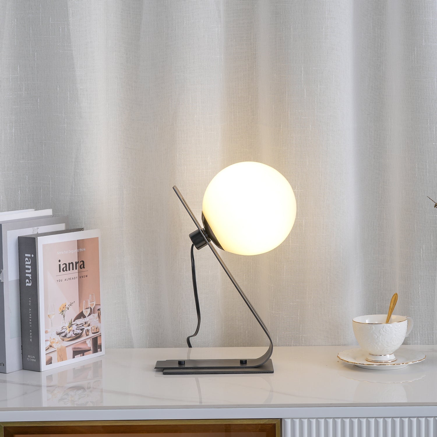 Arandela Tafellamp - Elegante Brass en Witte Glas Lamp Table lamp Myna Mode