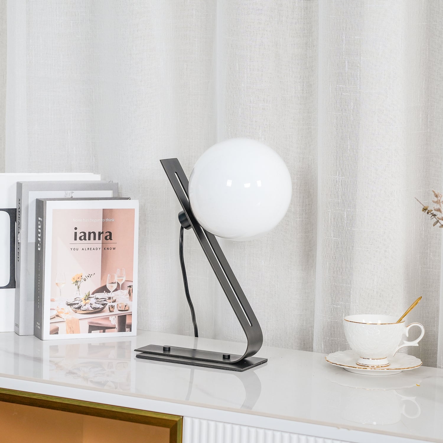 Arandela Tafellamp - Elegante Brass en Witte Glas Lamp Table lamp Myna Mode