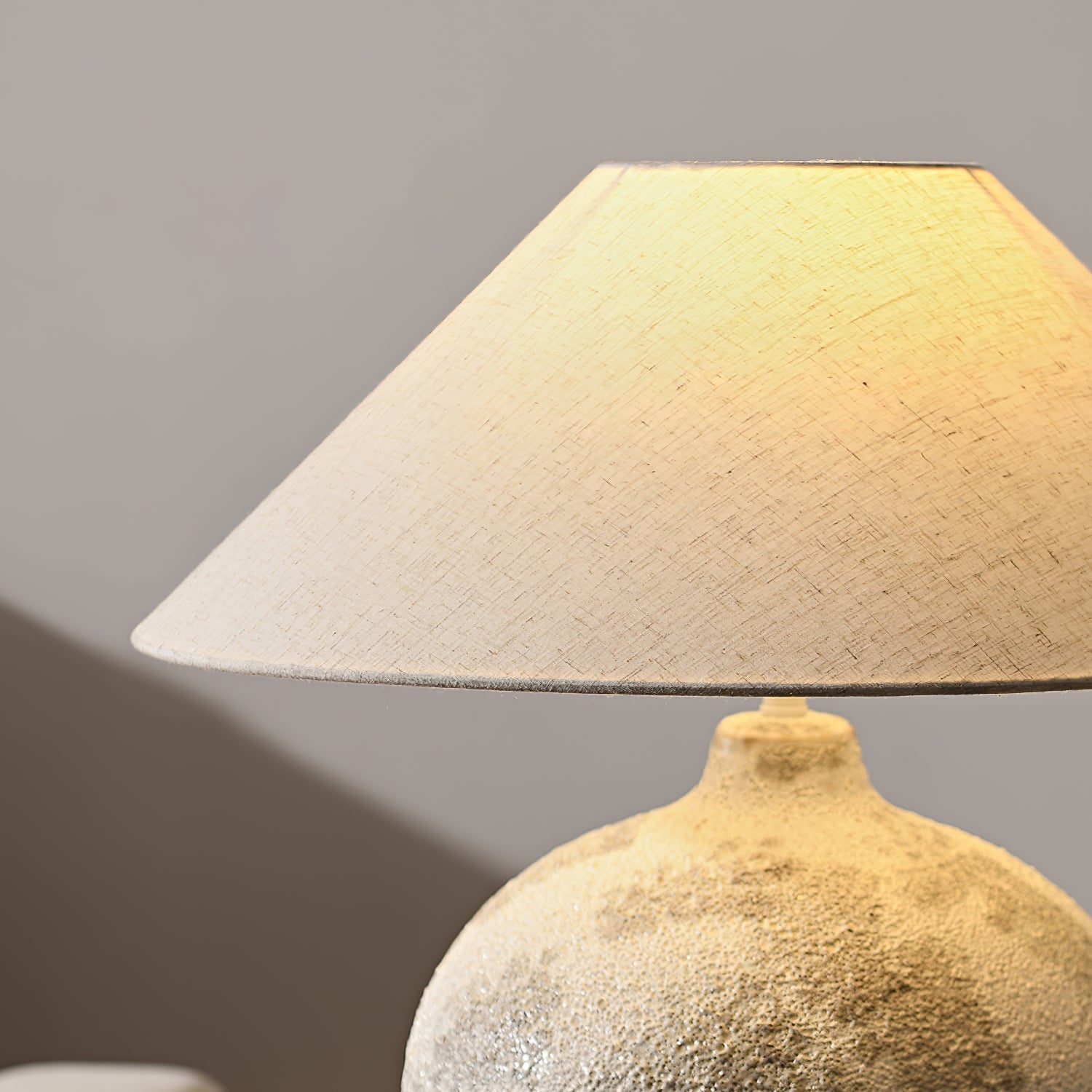 Arosa Tafel Lamp - Keramische Basis met Stijlvolle Stoffen Lampenkap Table lamp Myna Mode