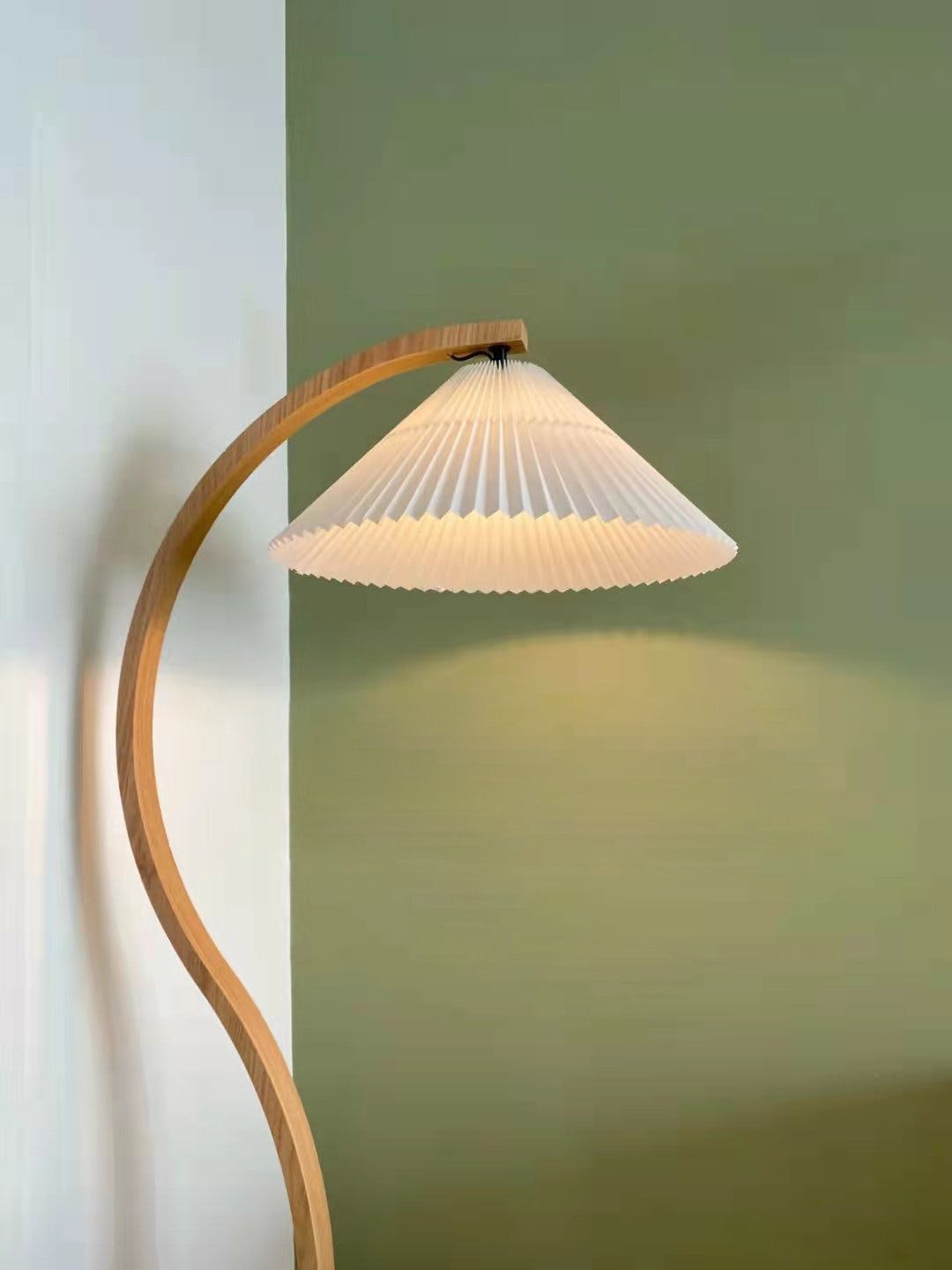 Caprani | Vloerlamp met Houten Standaard en Linnen Lampenkap