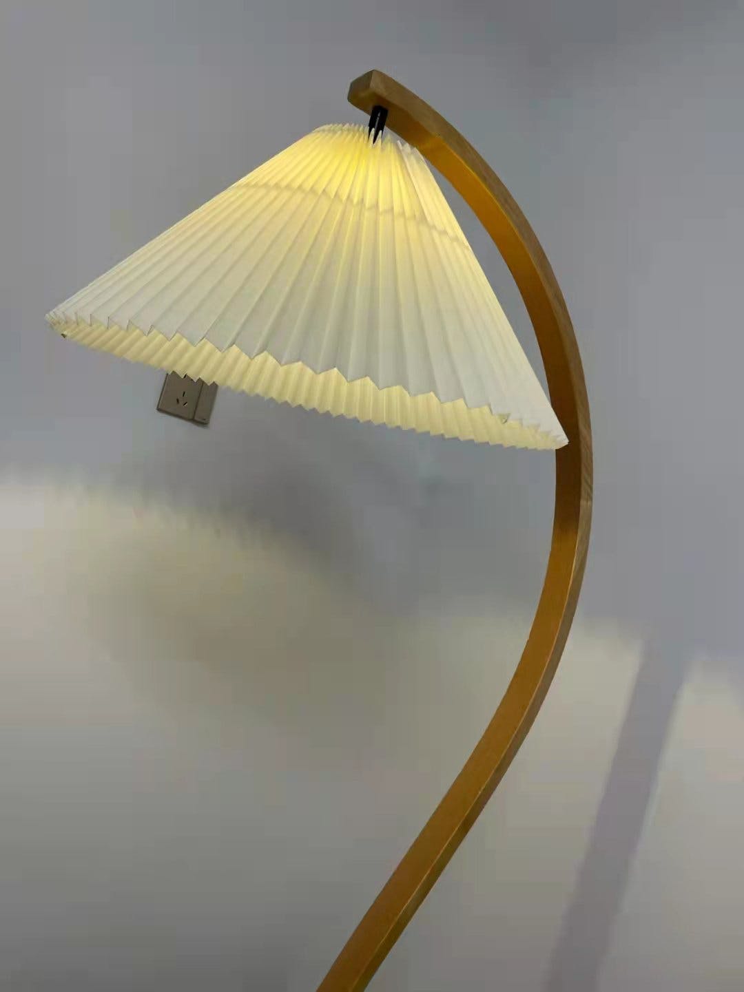 Caprani | Vloerlamp met Houten Standaard en Linnen Lampenkap
