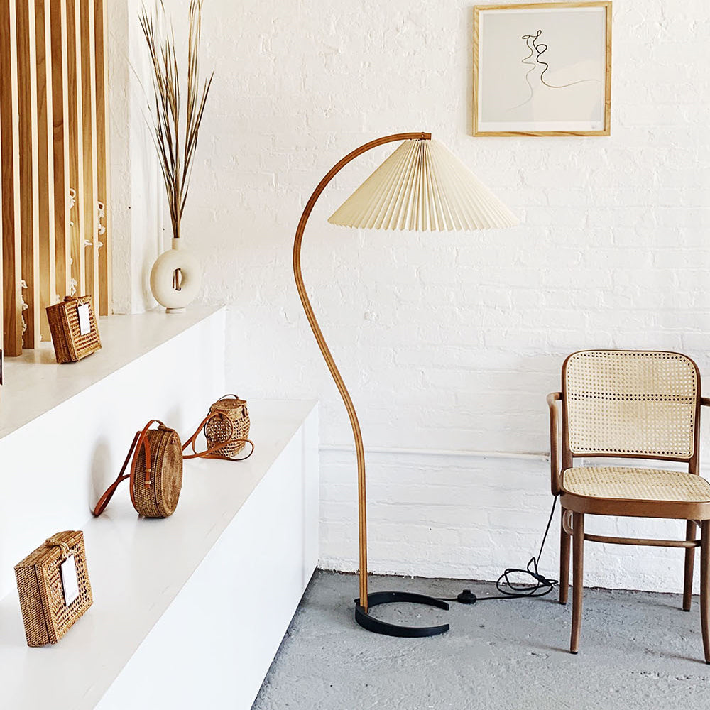 Caprani | Vloerlamp met Houten Standaard en Linnen Lampenkap