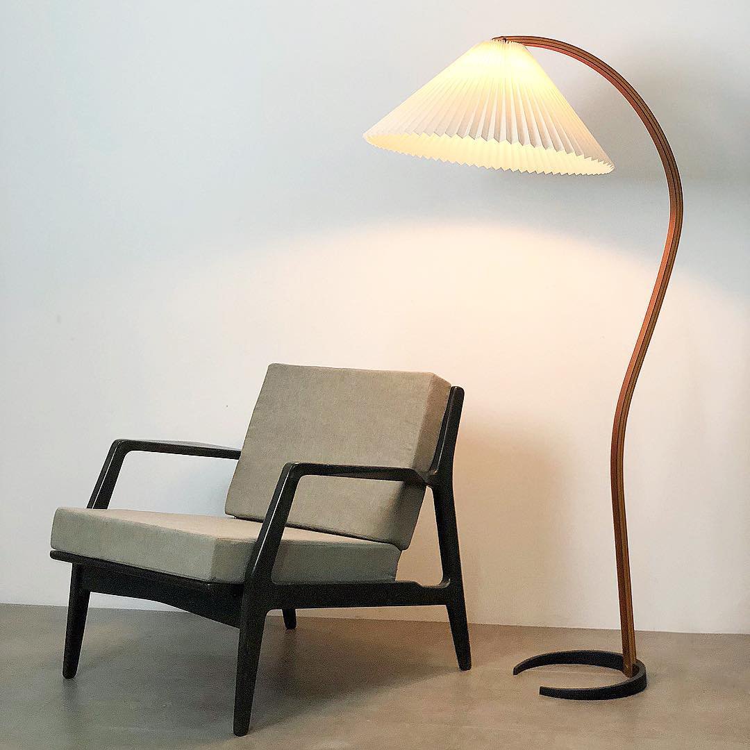 Caprani | Vloerlamp met Houten Standaard en Linnen Lampenkap