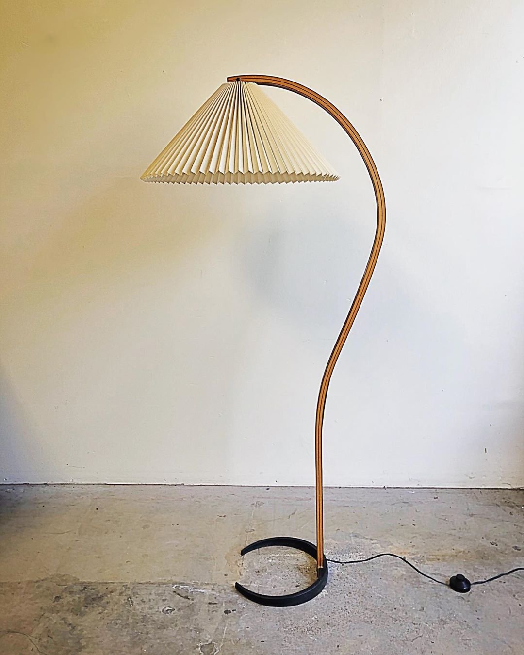 Caprani | Vloerlamp met Houten Standaard en Linnen Lampenkap