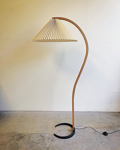 Caprani | Vloerlamp met Houten Standaard en Linnen Lampenkap