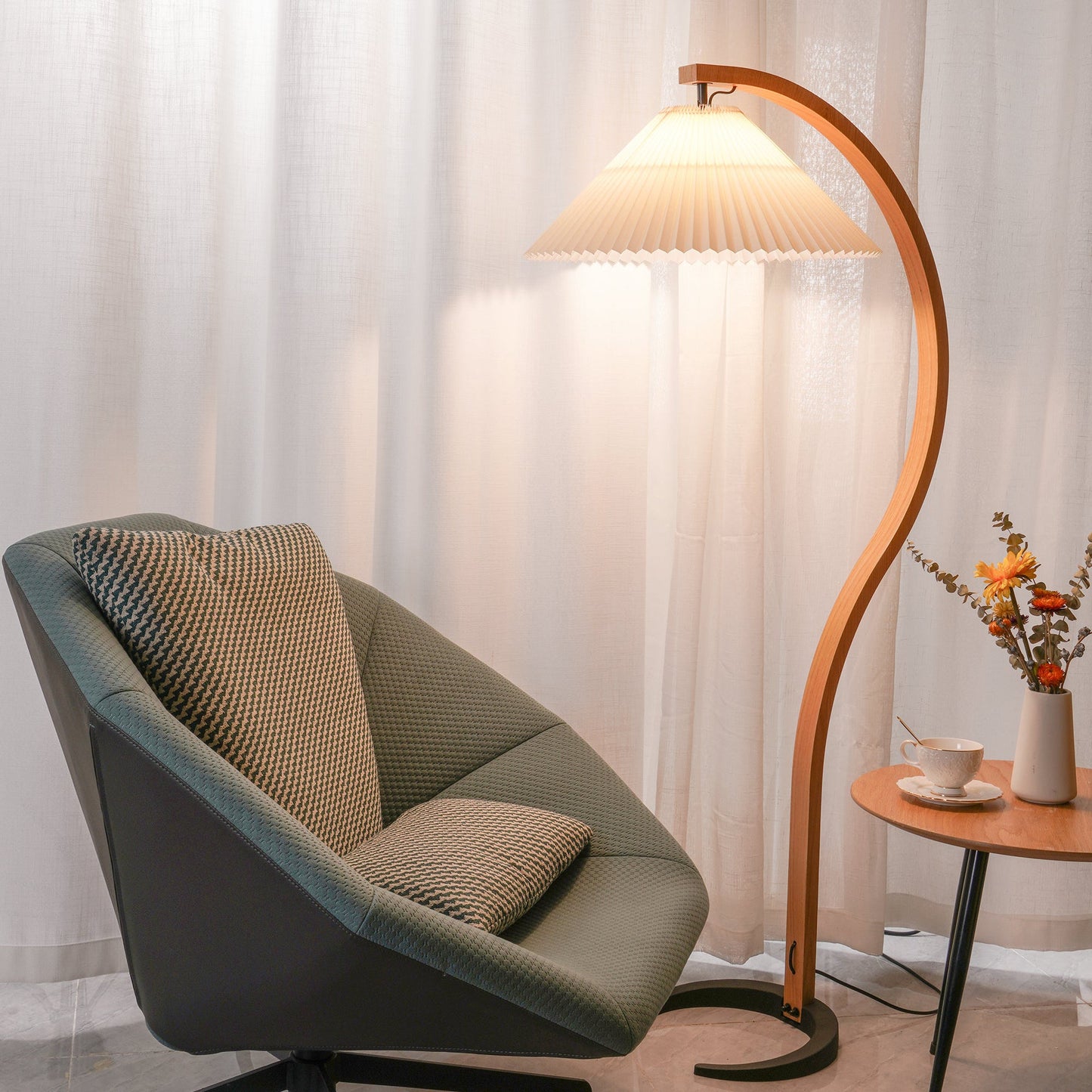 Caprani | Vloerlamp met Houten Standaard en Linnen Lampenkap