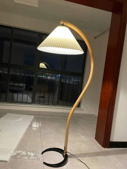 Caprani | Vloerlamp met Houten Standaard en Linnen Lampenkap