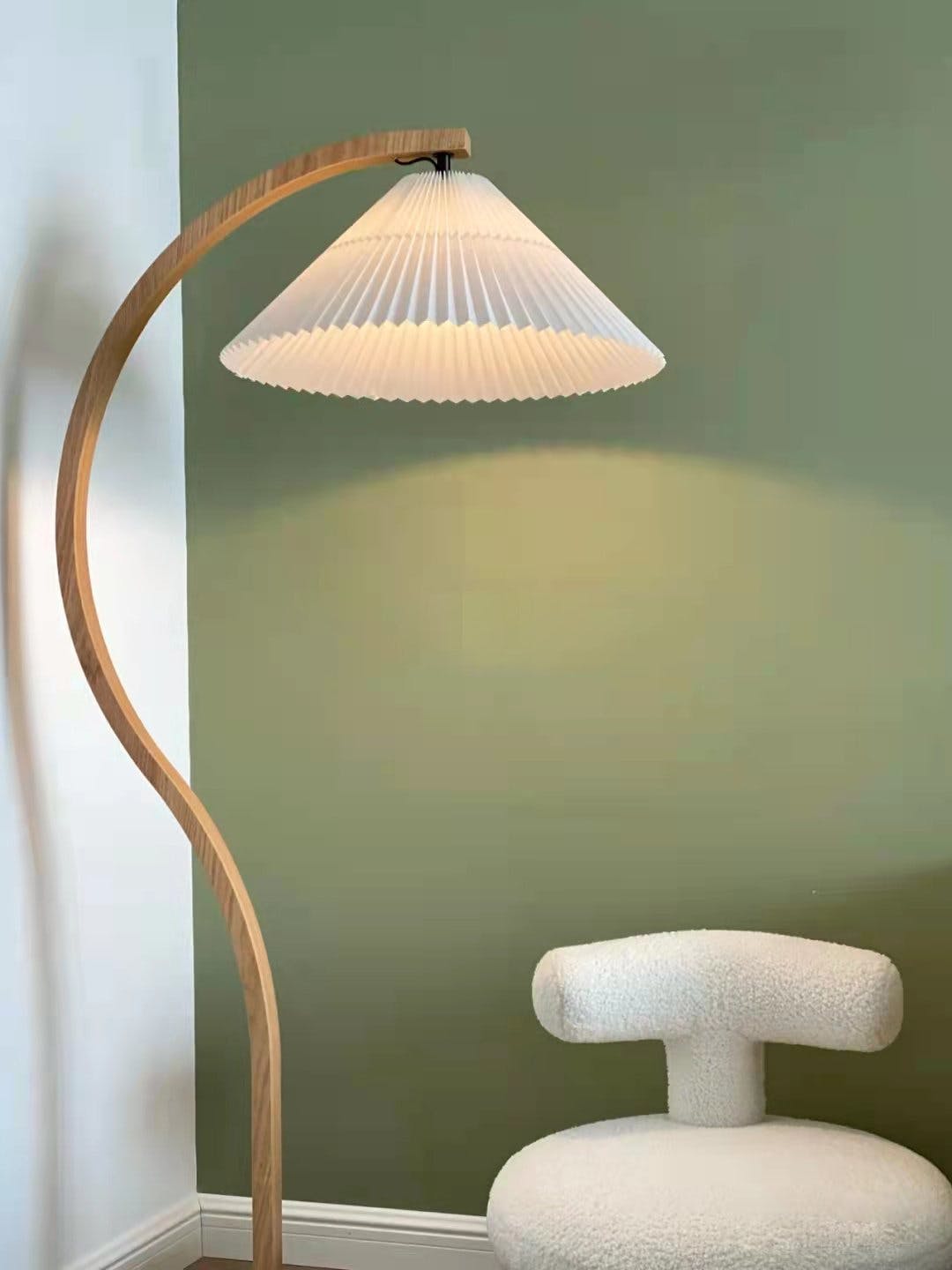 Caprani | Vloerlamp met Houten Standaard en Linnen Lampenkap