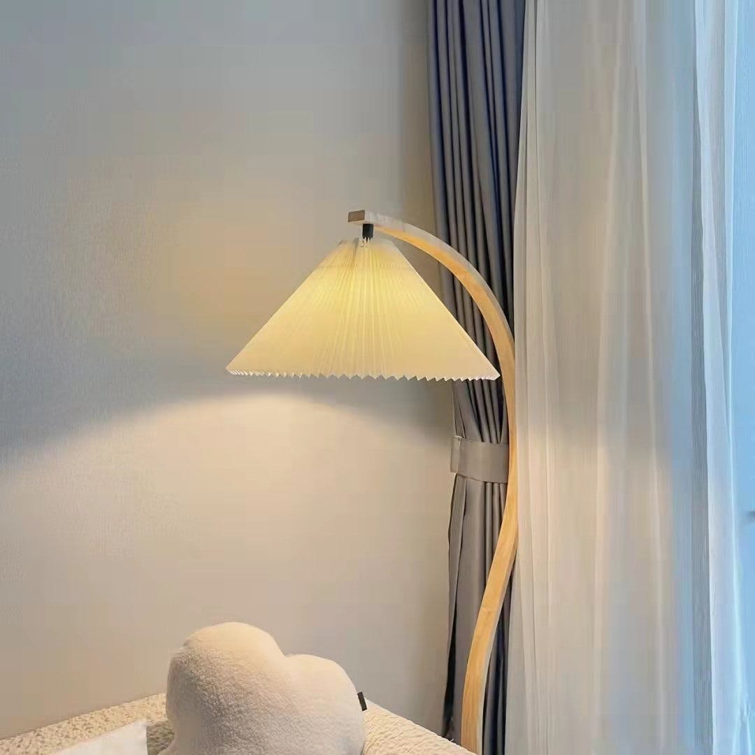Caprani | Vloerlamp met Houten Standaard en Linnen Lampenkap