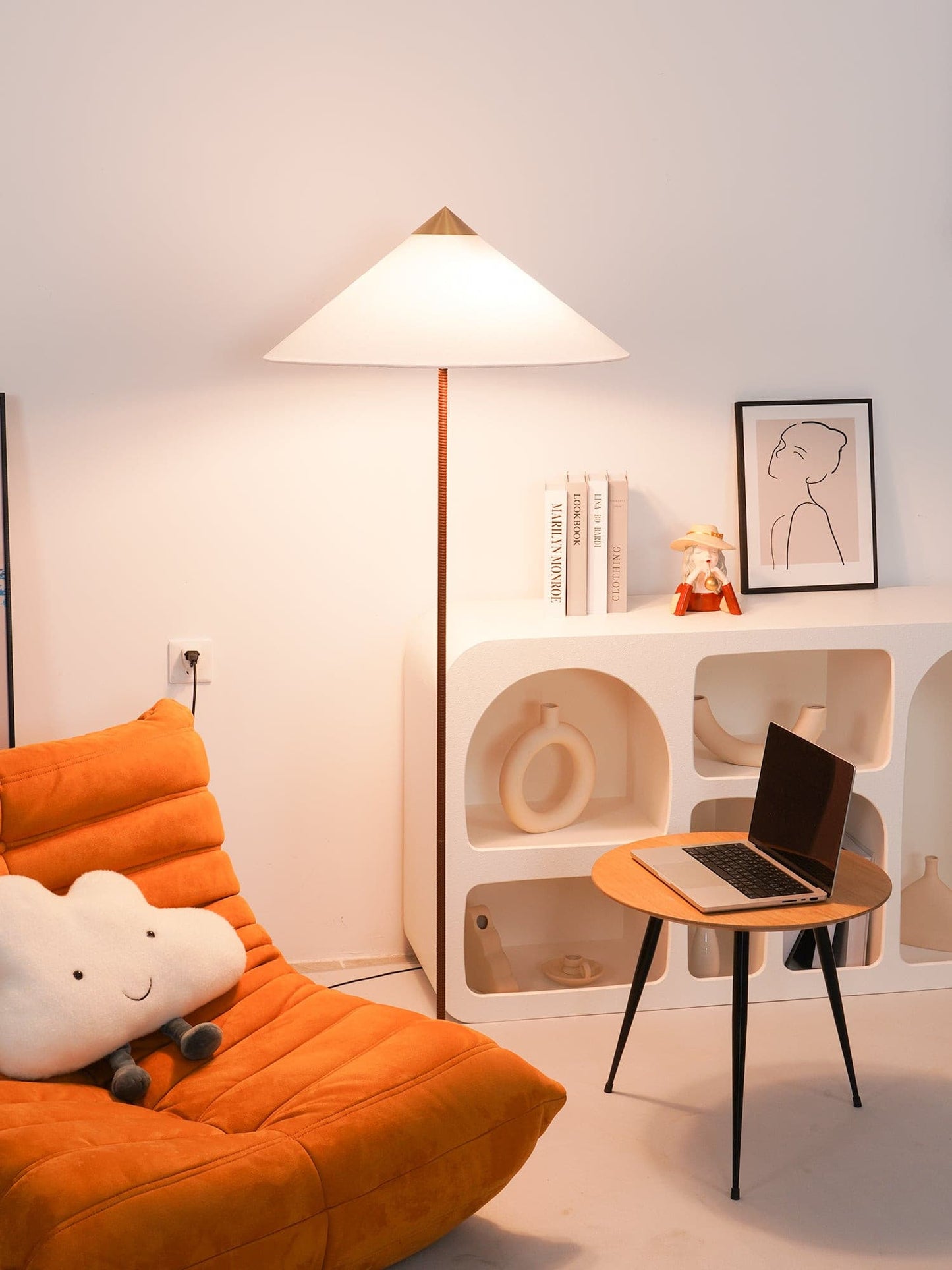 Chinese Hat Vloerlamp - Elegante Lamp met Rieten Stengel en Lichte Schaduw