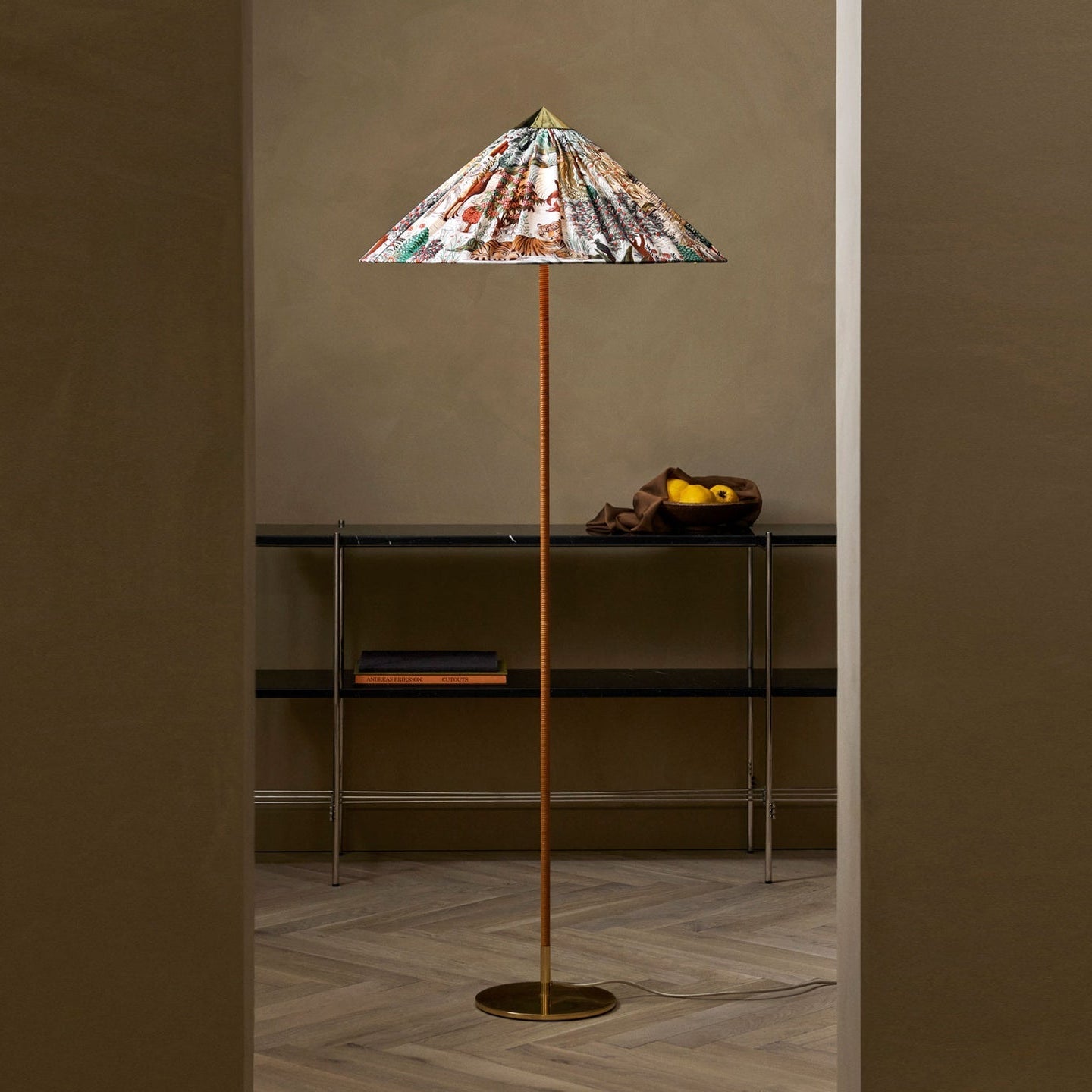 Chinese Hat Vloerlamp - Elegante Lamp met Rieten Stengel en Lichte Schaduw