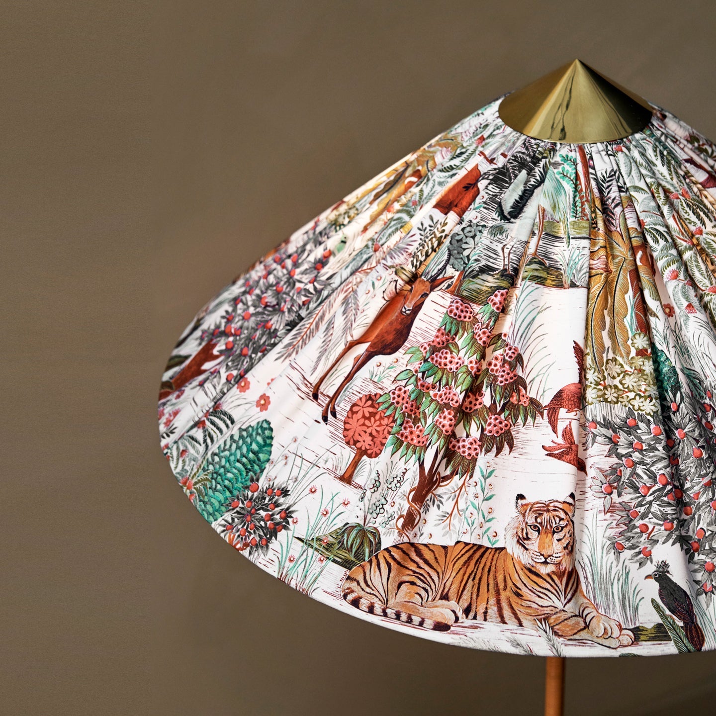 Chinese Hat Vloerlamp - Elegante Lamp met Rieten Stengel en Lichte Schaduw
