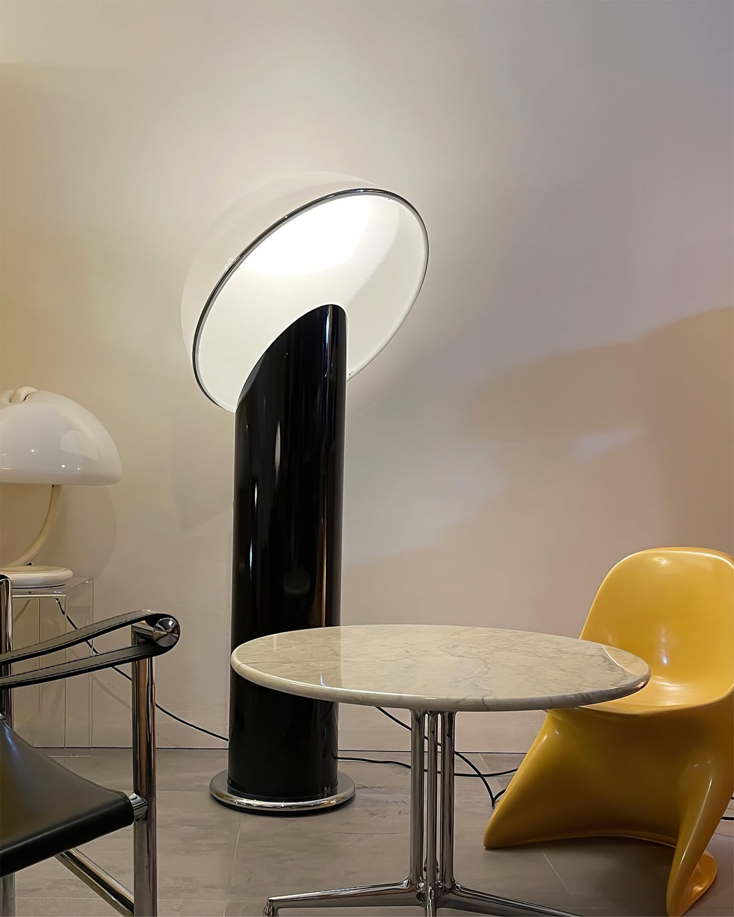 Ciot Vloerlamp - Sculpturale Design Lamp met Lucite Stam en Grote Lampenkap
