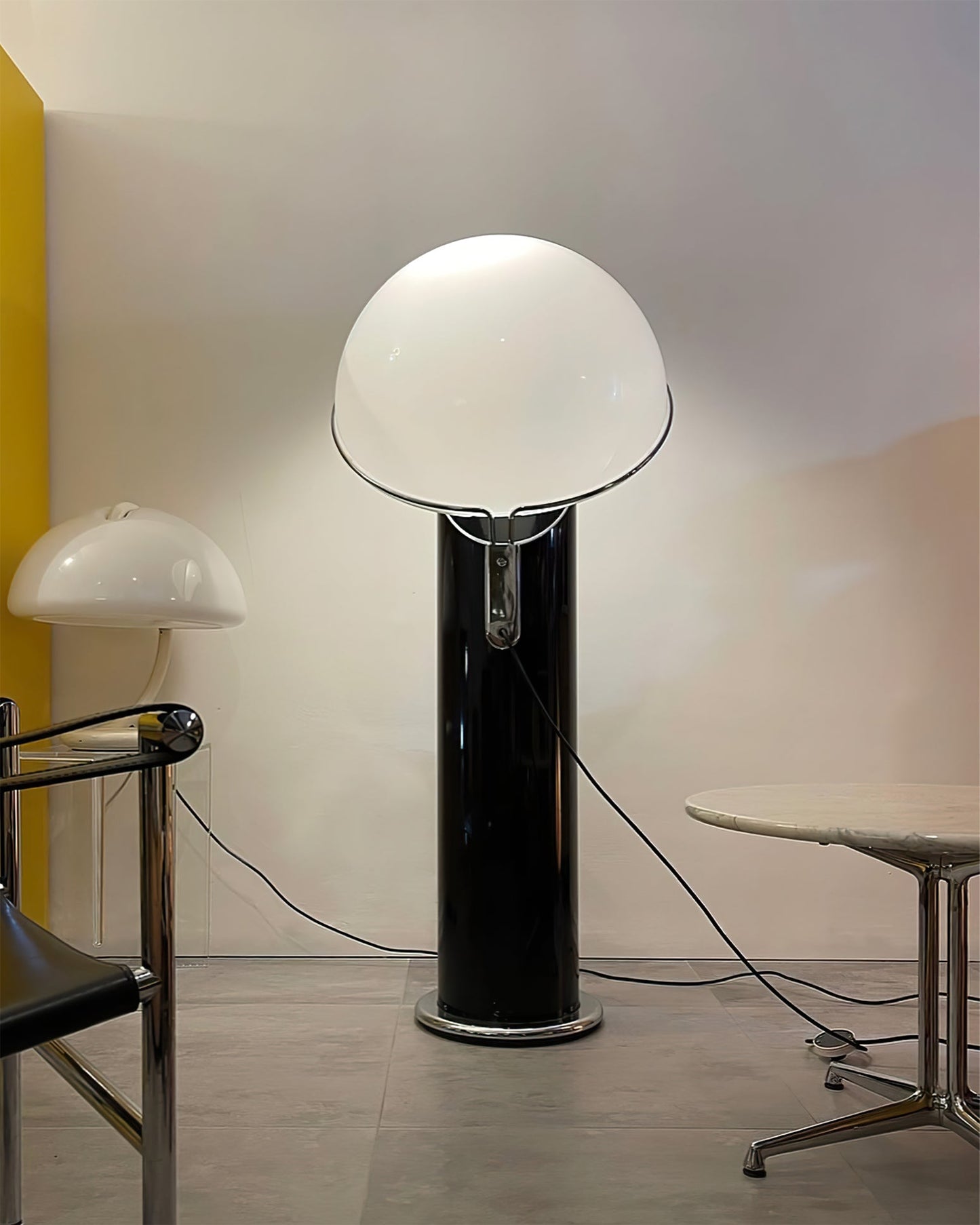 Ciot Vloerlamp - Sculpturale Design Lamp met Lucite Stam en Grote Lampenkap