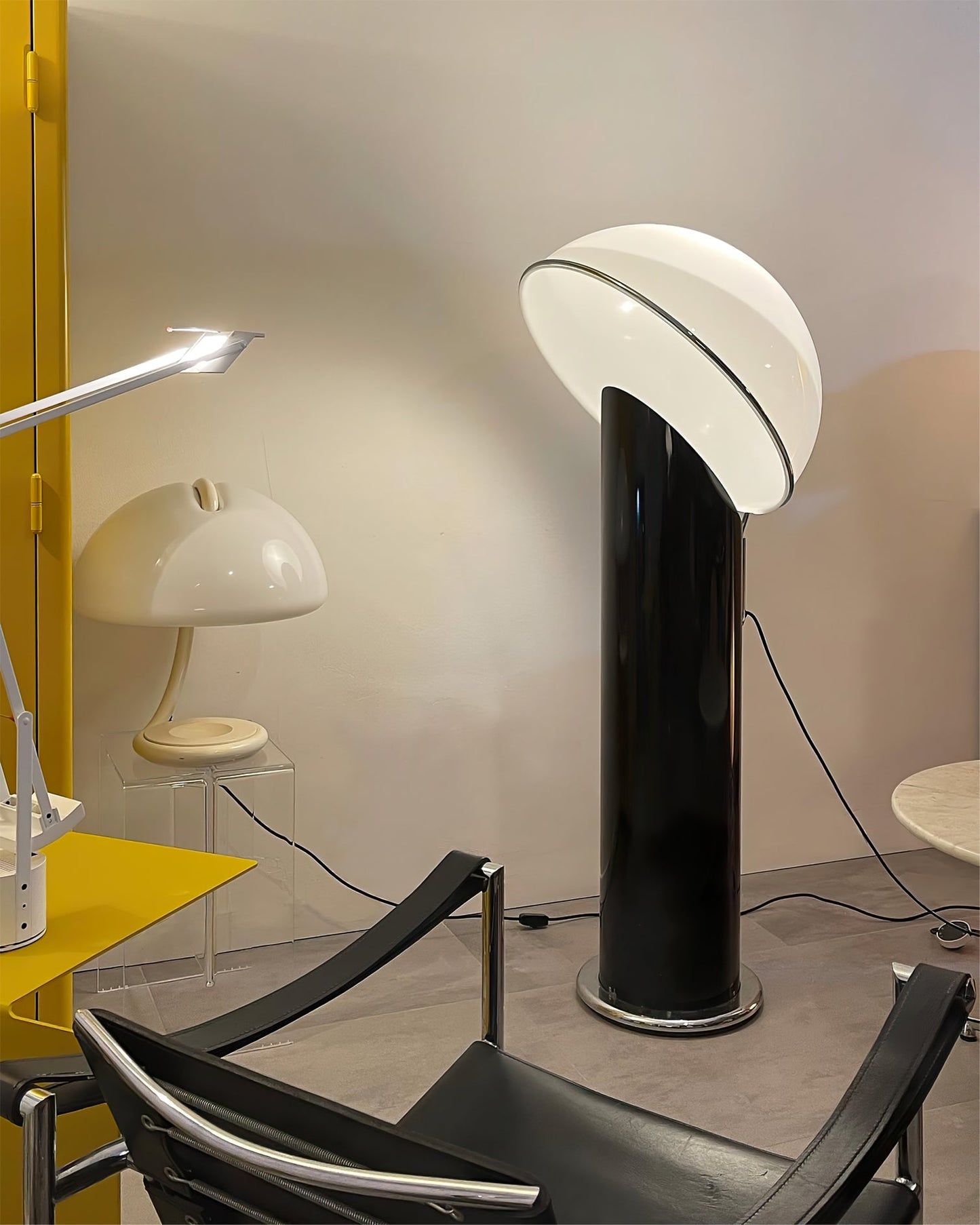 Ciot Vloerlamp - Sculpturale Design Lamp met Lucite Stam en Grote Lampenkap