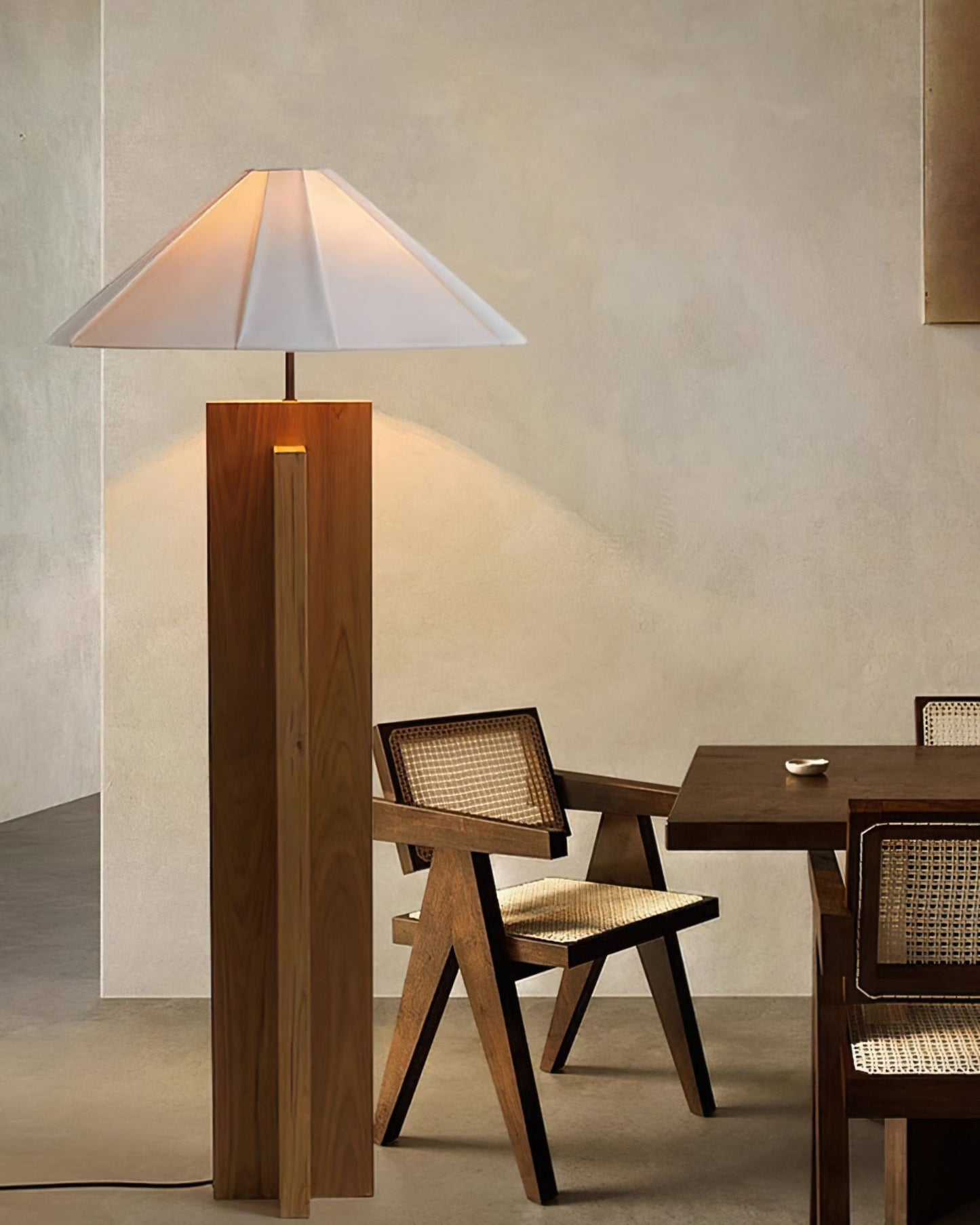 Crossbase Houten Vloerlamp – Minimalistisch Design met Natuurlijke Houten Basis en Witte Stoffen Lampenkap