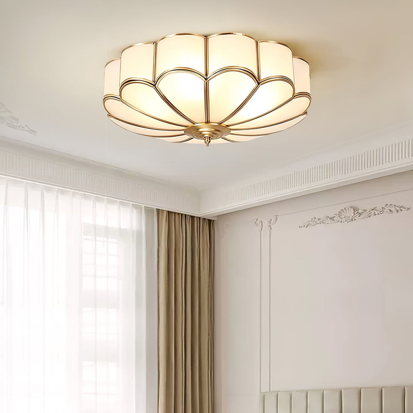 Inbouw Plafondlamp van Glas in Bloemvorm – Messing Afwerking met Luxe Postmoderne Stijl