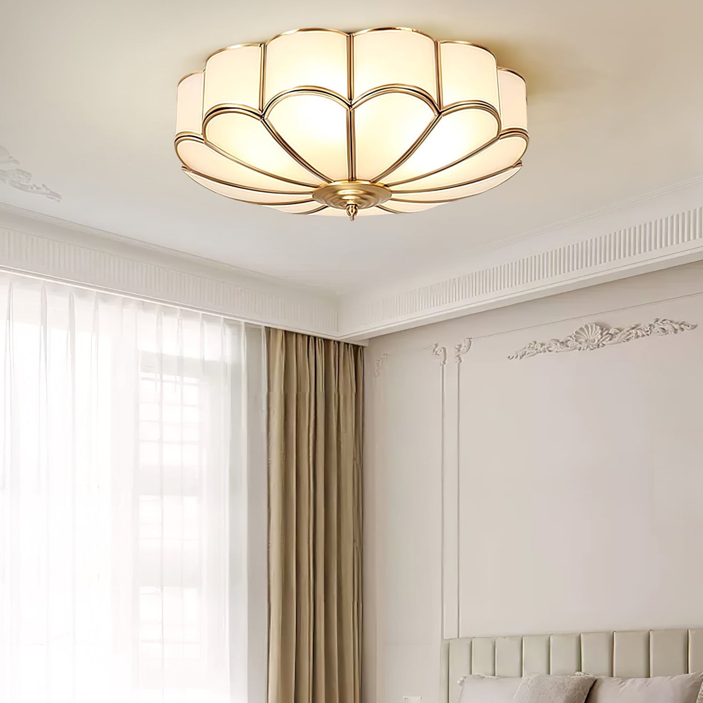 Inbouw Plafondlamp van Glas in Bloemvorm – Messing Afwerking met Luxe Postmoderne Stijl
