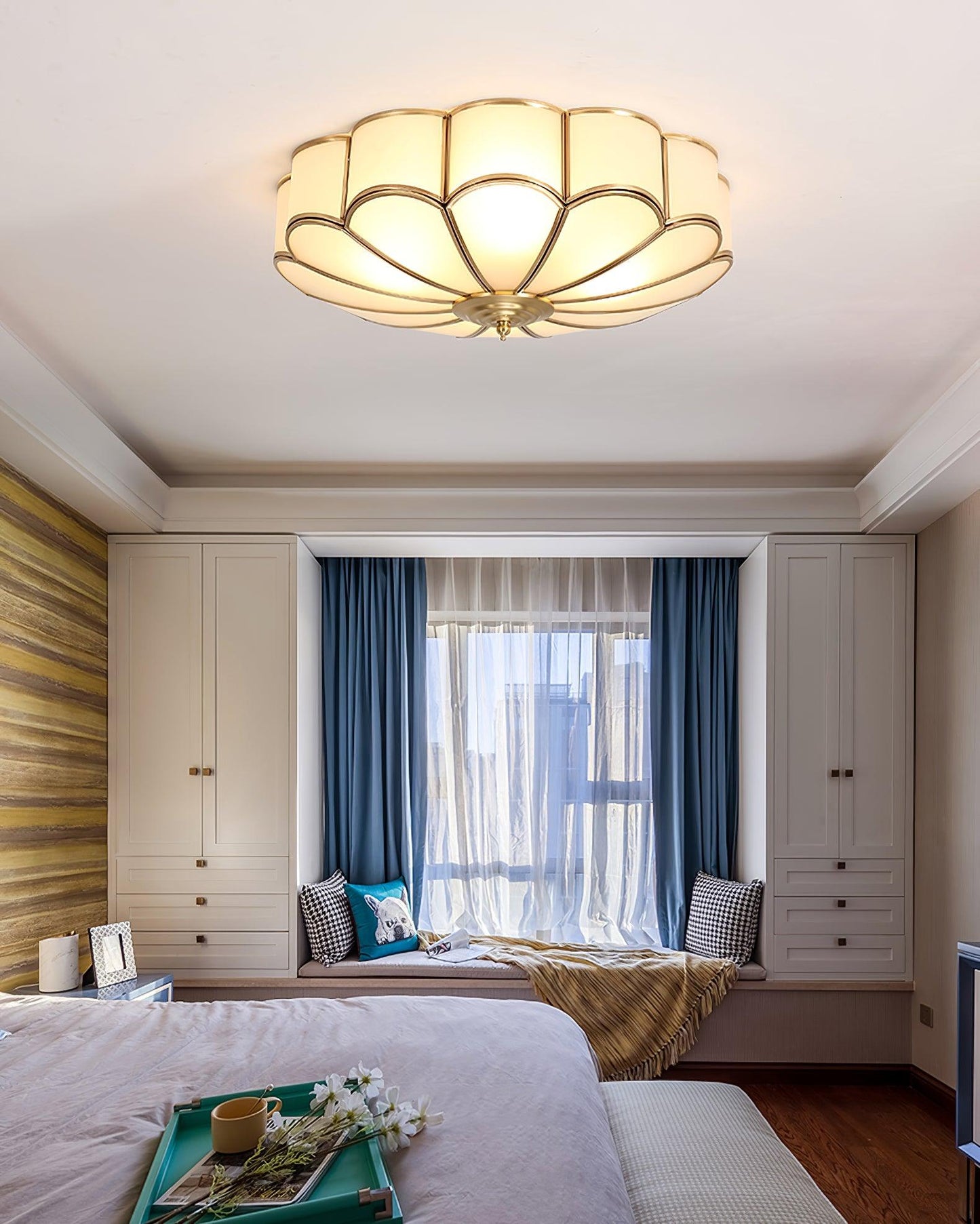 Inbouw Plafondlamp van Glas in Bloemvorm – Messing Afwerking met Luxe Postmoderne Stijl