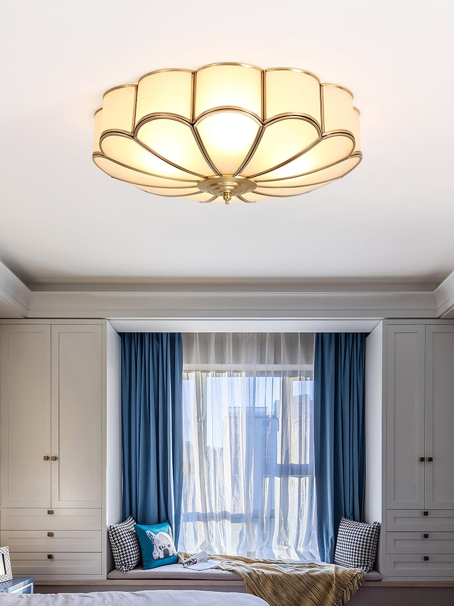 Inbouw Plafondlamp van Glas in Bloemvorm – Messing Afwerking met Luxe Postmoderne Stijl