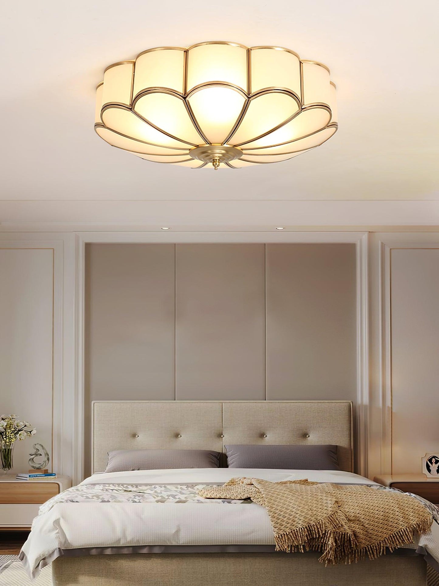 Inbouw Plafondlamp van Glas in Bloemvorm – Messing Afwerking met Luxe Postmoderne Stijl
