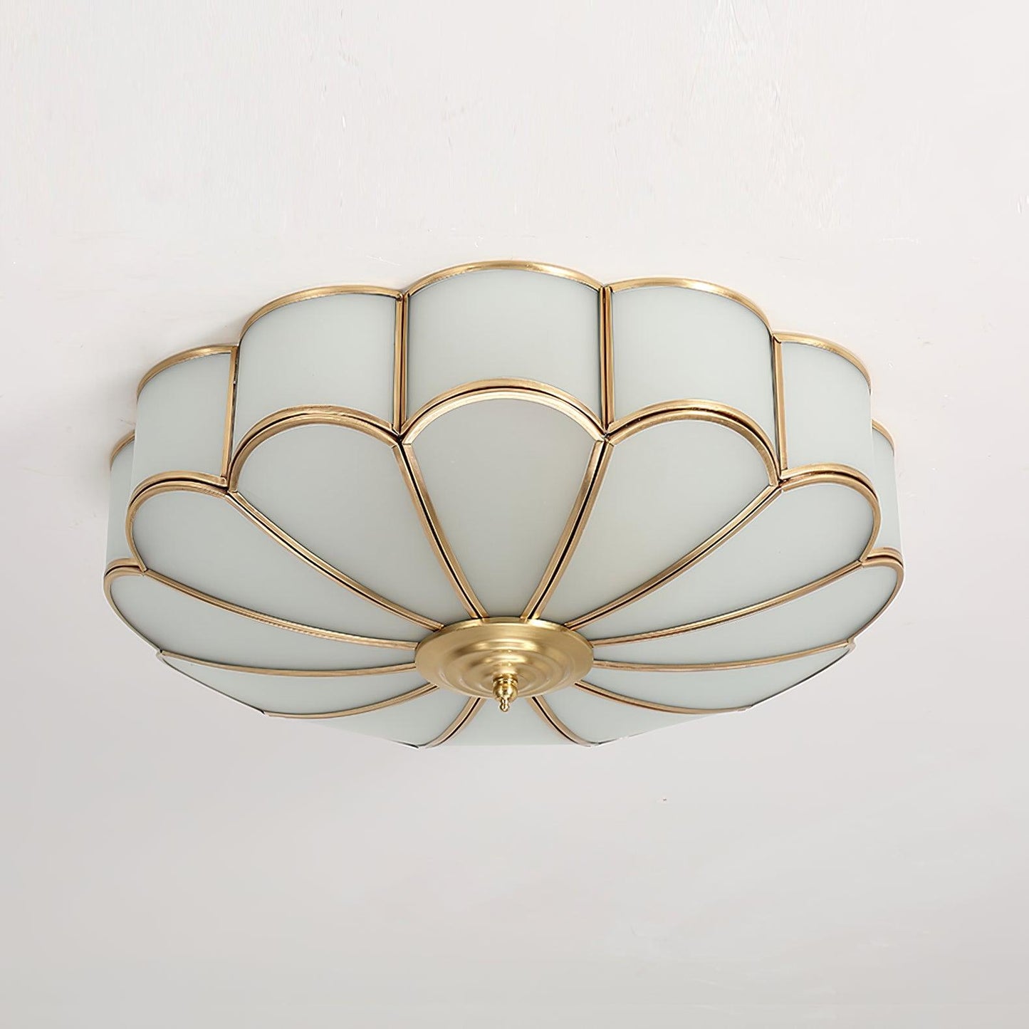 Inbouw Plafondlamp van Glas in Bloemvorm – Messing Afwerking met Luxe Postmoderne Stijl