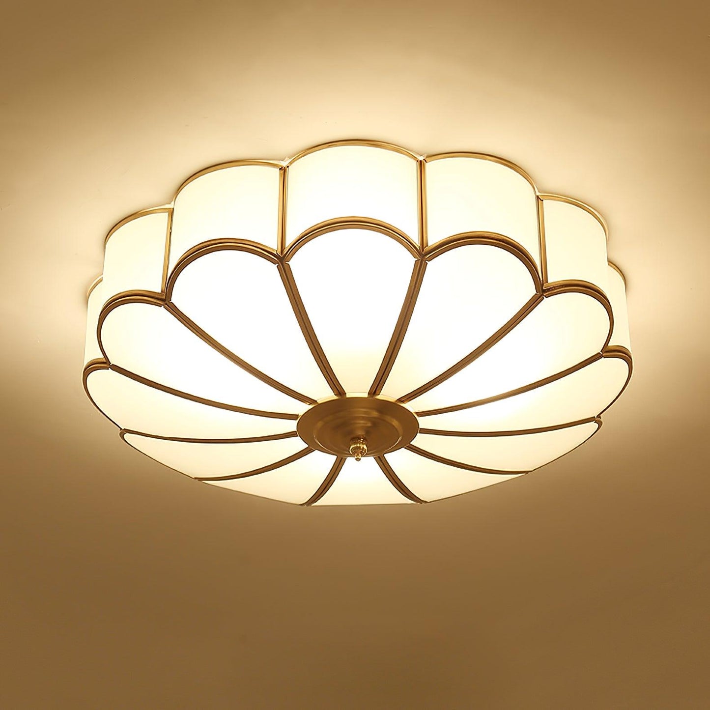 Inbouw Plafondlamp van Glas in Bloemvorm – Messing Afwerking met Luxe Postmoderne Stijl