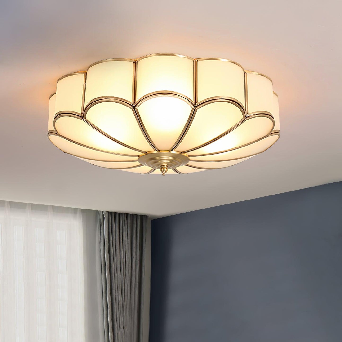 Inbouw Plafondlamp van Glas in Bloemvorm – Messing Afwerking met Luxe Postmoderne Stijl